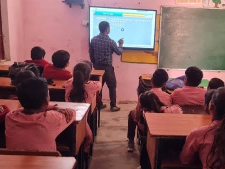 Digital Education: लखनऊ मण्डल के राजकीय स्कूलों में स्मार्ट क्लास का उपयोग अनिवार्य; ऑनलाइन मॉनिटरिंग के लिए UPLC ने जारी किए यूज़र ID और पासवर्ड