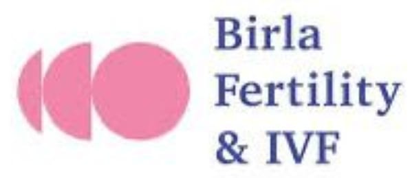 जटिलताएँ: 11 साल का संघर्ष लखनऊ की 32 वर्षीय महिला के लिए नियमित मासिक धर्म (पीरियड्स) कभी शुरू ही नहीं हुए थे। वह प्राइमरी अमीनोरिया से पीड़ित थीं, जो हाइपोगोनाडोट्रोपिक हाइपोगोनाडिज्म नामक स्थिति के कारण हुआ था। इसके अतिरिक्त, महिला हाइपरटेंशन और कम ओवेरियन रिज़र्व (Low Ovarian Reserve) जैसी चुनौतियों का भी सामना कर रही थीं। दस साल से अधिक समय तक कई असफल उपचारों के बाद, जिसमें एक आईवीएफ साइकिल भी शामिल थी जिसमें कोई डोमिनेंट फॉलिकल विकसित नहीं हो पाया, यह दंपति एक आखिरी उम्मीद के साथ बिरला फर्टिलिटी एंड आईवीएफ लखनऊ पहुंचा। डॉ. श्रेया गुप्ता की नई रणनीति सेंटर हेड और कंसल्टेंट, बिरला फर्टिलिटी एंड आईवीएफ लखनऊ की डॉ. श्रेया गुप्ता ने उनके मामले में एक नई और सावधानीपूर्वक रणनीति अपनाई। डॉ. गुप्ता ने कहा, “यह रीप्रोडक्टिव स्वास्थ्य के सबसे जटिल मामलों में से एक था। हम बेहद कम ओवेरियन रिज़र्व के साथ काम कर रहे थे, जिसका अर्थ था कि हर एग महत्वपूर्ण था। ऐसे मामलों में दृढ़ता, सावधानी और भावनात्मक समर्थन (Emotional Support) की ज़रूरत होती है। फर्टिलिटी केयर, विज्ञान और विश्वास का सुंदर मिश्रण है।” सफलता के चरण: मॉडिफाइड स्टिम्युलेशन प्रोटोकॉल: ओवेरियन बाधाओं से निपटने के लिए एक संशोधित स्टिम्युलेशन प्रोटोकॉल का उपयोग किया गया। एम्ब्रियो विकास: इस प्रोटोकॉल की मदद से तीन ऊसाईट (Oocytes) प्राप्त हुए और सफलतापूर्वक दो स्वस्थ डे-3 एम्ब्रियो विकसित किए गए। यूटरस का वातावरण सुधारना: यूटरस के वातावरण को बेहतर बनाने के लिए एम्ब्रियो ट्रांसफर से पहले हिस्ट्रोस्कोपिक यूटराइन कैविटी एन्हांसमेंट किया गया। सफल इम्प्लांटेशन: सावधानीपूर्वक तैयार फ्रोज़न साइकिल में एम्ब्रियो पहली ही कोशिश में सफलतापूर्वक इम्प्लांट हो गए। नियमित और समर्पित देखभाल के बाद, यह प्रेगनेंसी स्वस्थ बनी रही और दंपति का लंबा सपना आखिरकार पूरा हुआ। डॉ. गुप्ता ने निष्कर्ष निकालते हुए कहा, “यह मामला हमें याद दिलाता है कि कठिन स्थिति और कम ओवेरियन रिज़र्व के केस में भी सही प्लानिंग, सटीकता और इमोशनल सपोर्ट से संभावनाओं को वास्तविकता में बदला जा सकता है।”