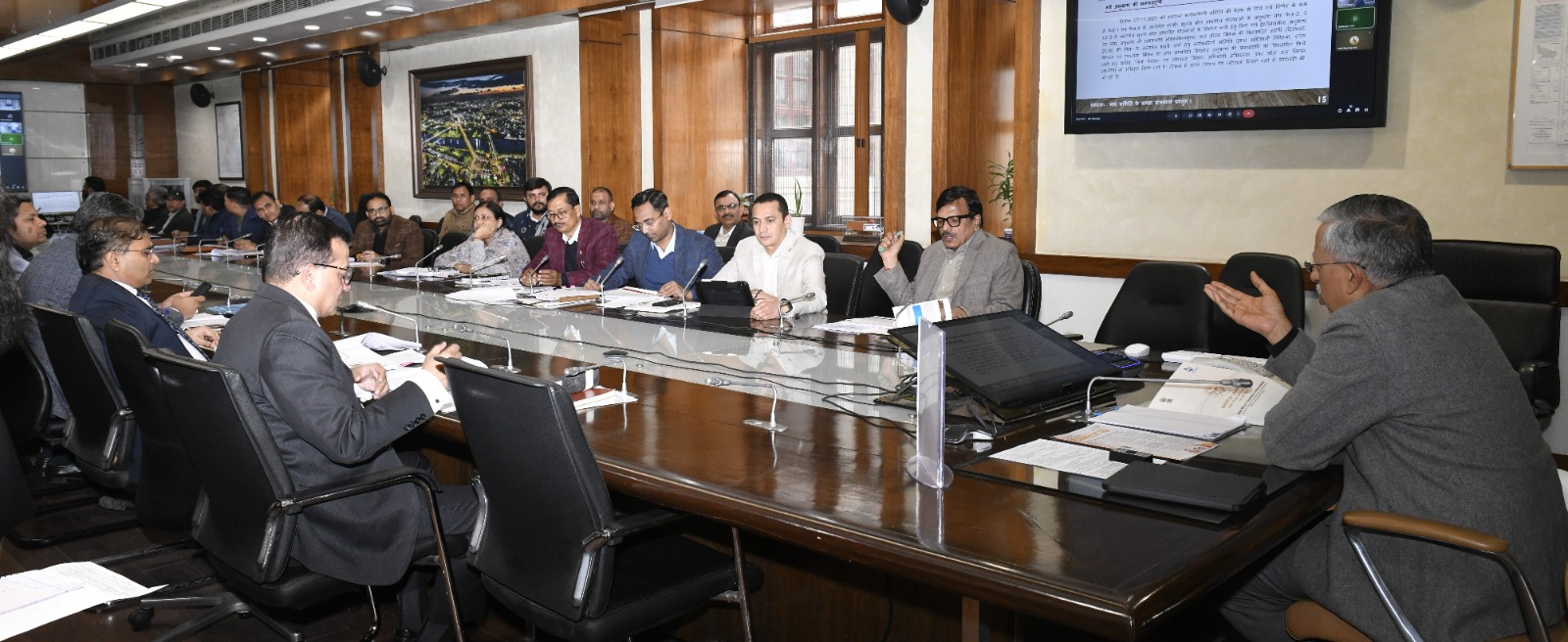 प्राथमिकता वाले क्षेत्रों पर विशेष फोकस  मुख्य सचिव ने भारत सरकार द्वारा चिन्हित प्राथमिकता वाले क्षेत्रों&mdash;बाढ़ एवं सूखा प्रभावित क्षेत्र, जे.ई./ए.ई.एस. प्रभावित जनपद, सांसद आदर्श ग्राम तथा अनुसूचित जाति/जनजाति बहुल क्षेत्रों में जल योजनाओं के कार्यों को वरीयता के आधार पर पूर्ण कराने के सख्त निर्देश दिए।  जल गुणवत्ता सुनिश्चित करने के निर्देश  बैठक में जल जीवन मिशन (जल गुणवत्ता अनुश्रवण एवं निगरानी) कार्यक्रम के अंतर्गत सभी ग्रामों में प्रशिक्षित महिलाओं (FTK Users) के माध्यम से समुदाय स्तर पर जल परीक्षण सुनिश्चित करने पर बल दिया गया। इसके लिए फील्ड टेस्ट किट (Arsenic Kit, Without Arsenic Kit एवं H2S Vials) की आपूर्ति तथा NABL मान्यता प्राप्त राज्य प्रयोगशालाओं से बैक्टीरियोलॉजिकल परीक्षण कराने के निर्देश दिए गए। दूषित जल नमूनों पर त्वरित सुधारात्मक कार्रवाई सुनिश्चित करने पर भी विशेष जोर दिया गया।  निर्माण एजेंसियों के अनुबंध दिसंबर 2027 तक बढ़े  बैठक में जल जीवन मिशन के अंतर्गत योजनाओं के निर्माण कार्यों हेतु एजेंसियों के साथ किए गए अनुबंधों की समयावधि को दिसंबर 2027 तक बढ़ाने के प्रस्ताव को स्वीकृति प्रदान की गई।  जल जीवन मिशन की प्रगति  बैठक में बताया गया कि प्रदेश के सभी 75 जनपदों के 97,070 राजस्व ग्रामों को पाइप पेयजल योजनाओं से आच्छादित किया जा चुका है। इस संबंध में सभी जनपदों से प्रमाण-पत्र प्राप्त हो चुके हैं तथा वर्तमान में पुनः सत्यापन की प्रक्रिया चल रही है।  प्रदेश के कुल 2,67,20,930 ग्रामीण परिवारों में से 30 नवंबर 2025 तक 2,42,74,000 परिवारों (90.84%) को नल कनेक्शन उपलब्ध कराए जा चुके हैं। ग्रामीण क्षेत्रों के 1,16,524 विद्यालयों में से 1,16,340 (99.84%) तथा 1,56,304 आंगनबाड़ी केंद्रों में से 1,55,136 (99.25%) को नल कनेक्शन से जोड़ा जा चुका है।  जल परीक्षण एवं प्रयोगशालाओं की स्थिति  पेयजल गुणवत्ता परीक्षण के लिए प्रदेश में 01 राज्य स्तरीय एवं 75 जनपदीय प्रयोगशालाएं संचालित हैं। राज्य स्तरीय प्रयोगशाला को Chemical एवं Bacteriological पैरामीटर्स में तथा जनपदीय प्रयोगशालाओं को Chemical पैरामीटर्स में NABL मान्यता प्राप्त है। बुंदेलखंड क्षेत्र के 09 जनपदों में 62 WTP पर स्थापित जल परीक्षण प्रयोगशालाओं में से 60 क्रियाशील हैं, जिनमें 43 को NABL मान्यता प्राप्त है।  इसके अतिरिक्त, फील्ड टेस्ट किट के माध्यम से जल जांच हेतु प्रदेशभर में लगभग 05 लाख ग्रामीण महिलाओं को प्रशिक्षित किया गया है। इनके द्वारा परीक्षण डाटा WQMIS पोर्टल पर अपलोड किया जाता है। इन महिलाओं को प्रति परीक्षण ₹20 (अधिकतम ₹400 प्रतिमाह) के मानदेय के रूप में अब तक ₹5.69 करोड़ का भुगतान किया जा चुका है।  उपस्थित अधिकारी  बैठक में अपर मुख्य सचिव नमामि गंगे श्री अनुराग श्रीवास्तव, प्रबंध निदेशक जल निगम (ग्रामीण) डॉ. राज शेखर सहित अन्य वरिष्ठ अधिकारी उपस्थित रहे।