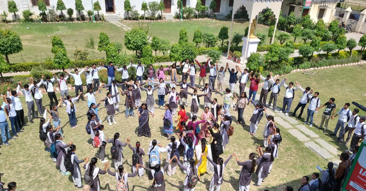 कार्यक्रम के अंतर्गत महिला आरक्षण एवं संवैधानिक प्रावधानों के माध्यम से महिला सशक्तीकरण विषय पर एक व्याख्यान माला का भी आयोजन किया गया। व्याख्यान माला में प्राचार्य प्रो. के.के. शुक्ल, प्रो. भारती पाण्डेय, प्रो. निहारिका वर्मा एवं प्रो. अलका शर्मा ने छात्राओं को संबोधित करते हुए अपने विचार साझा किए। वक्ताओं ने महिला आरक्षण की आवश्यकता, उसके सामाजिक प्रभाव और महिला विकास में उसकी भूमिका पर विस्तार से प्रकाश डाला। इस अवसर पर महिला प्रकोष्ठ के सदस्य, शिक्षकगण तथा बड़ी संख्या में छात्र-छात्राएं उपस्थित रहे।