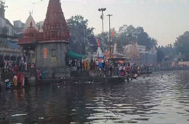 मकर संक्रांति पर आस्था, स्मृति और जीवनदायिनी बेतवा नदी में डुबकी