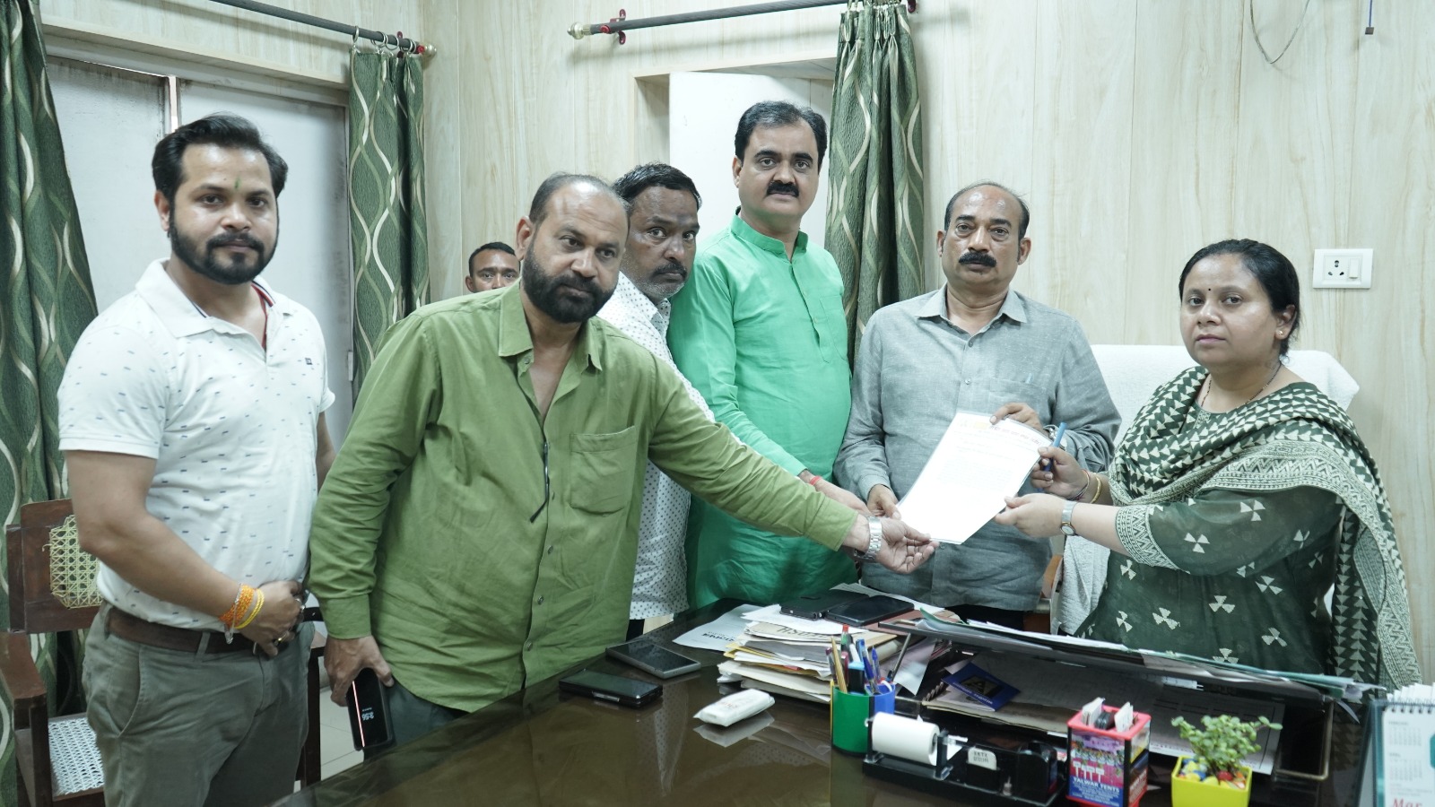 व्यवसायिक गैस की किल्लत को लेकर जिलाधिकारी से मिला आदर्श व्यापार मंडल; फूड सेक्टर के लिए प्राथमिकता की मांग