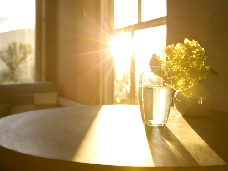 इन दिशाओं से सूर्य की रोशनी घर पर आई तो समझ लीजिए शनि बिगाड़ेंगें काम