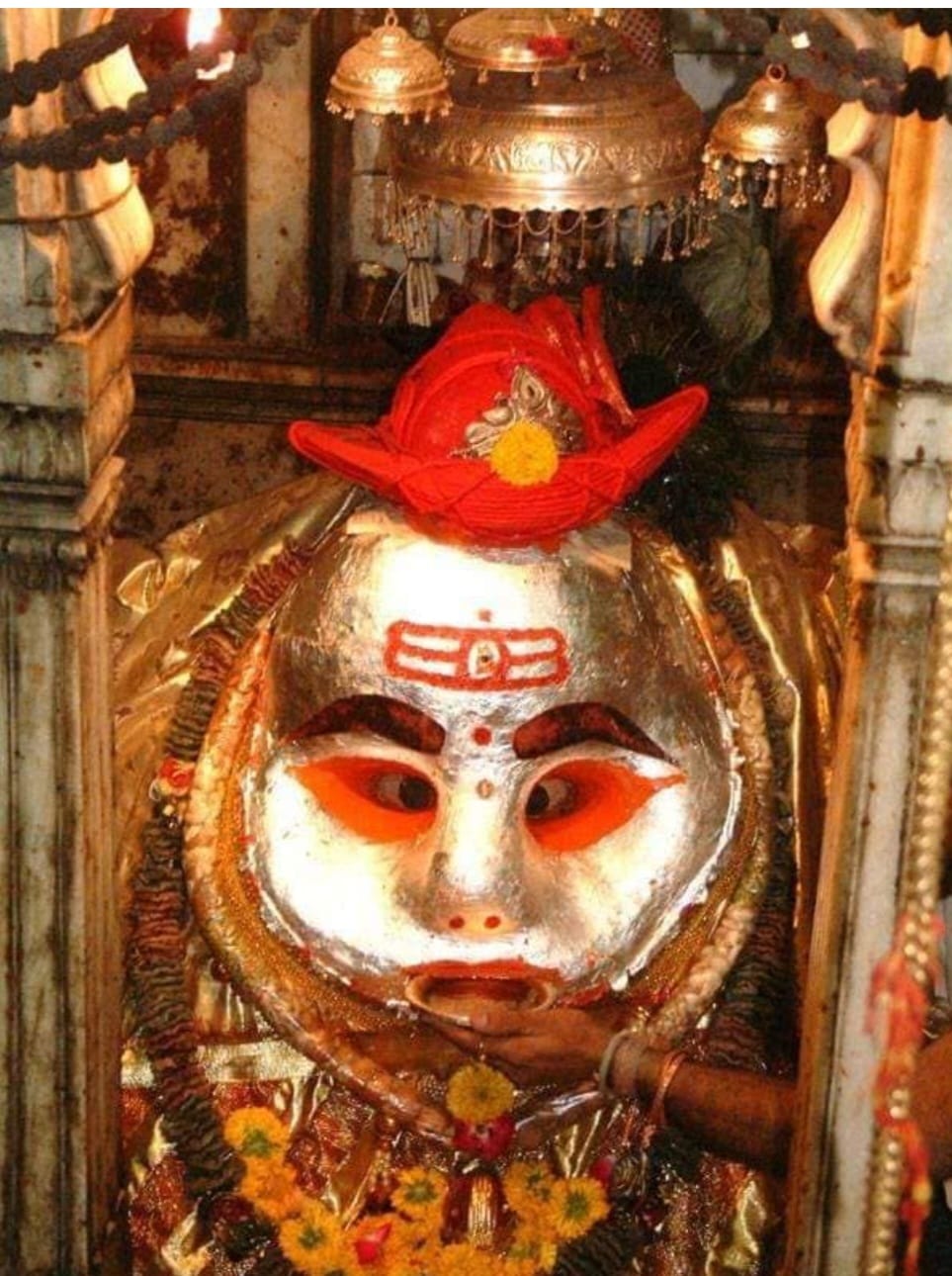 प्रतिमा का अद्भुत रहस्य जब पुजारी एक तश्तरी में शराब भरकर प्रतिमा के मुख से लगाते हैं, तो प्रतिमा उस मदिरा को पी जाती है।  यह कहा जाता है कि प्रतिमा का निर्माण ही इस प्रकार किया गया है कि तरल पदार्थ मुख के माध्यम से अंदर चला जाता है।  हालांकि, प्रतिदिन भक्तगण इतनी अधिक मात्रा में शराब अर्पित करते हैं कि सारी मदिरा का प्रतिमा में संग्रहित होना संभव प्रतीत नहीं होता है, जिससे भक्त इसे चमत्कार मानते हैं।  काल भैरव की यह प्रतिमा भैरवगढ़ क्षेत्र में है, जो अतीत में कापालिकों और अघोरपंथियों का प्रमुख साधना स्थल रहा है।  उज्जैन का तांत्रिक महत्व उज्जैन को तांत्रिकों की साधना का एक प्रमुख केंद्र माना जाता रहा है, जिसके दो मुख्य कारण हैं:  दक्षिण मुखी महाकाल: देश के बारह ज्योतिर्लिंगों में से केवल महाकालेश्वर की प्रतिमा ही दक्षिण मुखी है, जिसका तंत्र साधना में विशेष और महत्वपूर्ण स्थान है।  शक्तिपीठ: स्कंद पुराण के अनुसार, जब दक्ष प्रजापति के यज्ञ विध्वंस के बाद भगवान शिव भगवती सती का शरीर लेकर जा रहे थे, तब सती की कोहनी यहाँ गिर पड़ी थी, जिससे यह स्थान शक्तिपीठों में से एक माना जाता है। उज्जैन में दुर्गा के तीन प्राचीन मंदिर (हरसिद्धि, गढ़कालिका, नगरकोट की रानी) भी शक्तिपीठ से जुड़े हैं।  भैरव उपासना की परंपरा स्कंदपुराण में काल भैरव के एक सिद्धिदायी मंदिर का उल्लेख है, माना जाता है कि वर्तमान मंदिर वही है।  तांत्रिकों, कापालिकों और अघोरपंथियों द्वारा उज्जैन में साधना की परंपरा ईसा के पूर्व से रही है। यह स्थान नाथ संप्रदाय का भी प्रमुख केंद्र रहा है (जैसे राजा भर्तृहरि की गुफा, सिद्धवट)।  काल भैरव का यह मंदिर क्षिप्रा नदी के तट पर है, और थोड़ी ही दूर पर श्मशान और पुराणों में वर्णित प्रेतशिला तीर्थ भी स्थित है।  तंत्र साधना में अष्ट भैरवों की उपासना की जाती है। उज्जैन में काल भैरव के अलावा दंडपाणि भैरव, विक्रांत भैरव, महा भैरव, क्षेत्रपाल भैरव, बटुक भैरव, आनंद भैरव तथा गौर भैरव सहित सभी अष्ट भैरवों के मंदिर हैं।  आज, काल भैरव मंदिर कापालिकों या अघोरपंथियों की उपासना का प्रमुख केंद्र भले न रहा हो, लेकिन यहाँ आज भी प्रतिमा का चमत्कार देखने और मनौती मानने वालों की भारी भीड़ लगी रहती है। (विनायक फीचर्स)