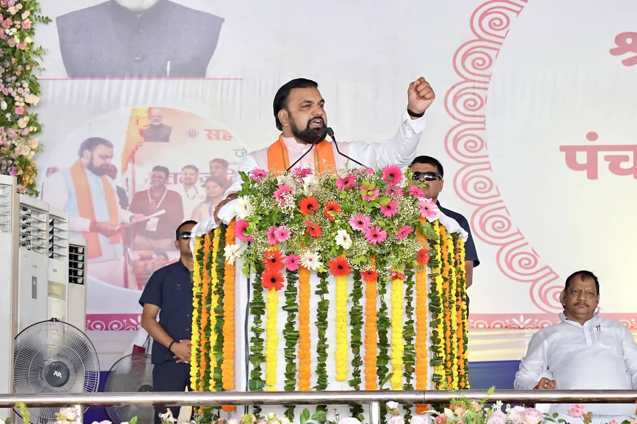 1. 'पंचायत विकास दिवस' और डिजिटल पारदर्शिता बिहार सरकार के नए फैसले के अनुसार, अब प्रत्येक महीने के अंतिम रविवार को ग्राम सभा की बैठक अनिवार्य रूप से आयोजित की जाएगी।  जवाबदेही: इन बैठकों में स्वास्थ्य, शिक्षा, जल संरक्षण, स्वच्छता और सामाजिक सुरक्षा जैसी बुनियादी योजनाओं की समीक्षा की जाएगी।  डिजिटल गवर्नेंस: भ्रष्टाचार पर लगाम लगाने के लिए अब पंचायतों में होने वाले हर विकास कार्य का ब्यौरा 48 घंटे के भीतर ऑनलाइन अपलोड करना अनिवार्य होगा।  त्वरित समाधान: जनता की समस्याओं के ऑन-स्पॉट निपटारे के लिए हर महीने के पहले और तीसरे मंगलवार को सहयोग शिविर लगाए जाएंगे, जिनमें प्राप्त आवेदनों का निस्तारण अधिकतम 30 दिनों के भीतर किया जाएगा।  2. ग्रामीण शिक्षा और स्वास्थ्य में बड़ा बदलाव शिक्षा को विकास की सबसे मजबूत आधारशिला मानते हुए राज्य सरकार बुनियादी ढांचे में व्यापक सुधार कर रही है:  मॉडल स्कूल और उच्च शिक्षा: सरकारी स्कूलों पर जनता का भरोसा वापस लाने के लिए हर ब्लॉक में मॉडल स्कूल विकसित किए जा रहे हैं। साथ ही, उच्च शिक्षा को सुलभ बनाने के लिए पूरे राज्य में 213 नए डिग्री कॉलेज स्थापित किए जा रहे हैं (जिसमें टेटिया बंबर के दो कॉलेज भी शामिल हैं)।  ब्लॉक स्तर पर NEET की तैयारी: अब ग्रामीण क्षेत्र के होनहार छात्रों को मेडिकल प्रवेश परीक्षा की तैयारी के लिए बड़े शहरों का रुख नहीं करना पड़ेगा; सरकार ब्लॉक स्तर पर ही इसकी कोचिंग व्यवस्था कर रही है।  3. महिला सशक्तिकरण और आत्मनिर्भर अर्थव्यवस्था बिहार का ग्रामीण मॉडल महिलाओं और किसानों को आर्थिक रूप से सशक्त बनाने पर केंद्रित है:  मुख्यमंत्री महिला रोजगार योजना: महिलाओं को स्वरोजगार से जोड़ने के लिए सीधे उनके बैंक खातों में 10,000 रुपये की पहली किस्त भेजी जा रही है। बेहतर प्रदर्शन करने वाली महिलाओं को आगे 20,000 रुपये की अतिरिक्त वित्तीय सहायता भी मिलेगी।  पशुपालन और डेयरी विकास: ग्रामीण अर्थव्यवस्था को गति देने के लिए पशुपालकों को गायें उपलब्ध कराई जा रही हैं और दूध की सरकारी खरीद सुनिश्चित की जा रही है, जिससे रोजगार के नए अवसर पैदा हो रहे हैं।  4. बुनियादी ढांचा, ऊर्जा और कानून व्यवस्था बजटीय सहायता: पंचायती राज संस्थाओं को मजबूत करने के लिए वित्त आयोग के माध्यम से 10,000 करोड़ रुपये की राशि प्राप्त हुई है, जिसका उपयोग सड़क, नाली, और शुद्ध पेयजल के लिए किया जा रहा है।  ग्रीन एनर्जी: बिजली पर सालाना 23,000 करोड़ रुपये की सब्सिडी देने के साथ-साथ अब सरकार का ध्यान हर घर को सौर ऊर्जा (सोलर पावर) से जोड़ने पर है।  सख्त कानून व्यवस्था: मुख्यमंत्री ने स्पष्ट संदेश दिया कि राज्य में अपराधियों के लिए कोई जगह नहीं है और 'कानून का शासन' हर हाल में कायम रहेगा।  वेबसाइट संपादक की टिप्पणी (Conclusion): बिहार सरकार का यह मॉडल केवल प्रशासनिक सुधार नहीं है, बल्कि लोकतंत्र को गांव की चौपाल तक पहुंचाने का एक सच्चा प्रयास है। जब ग्राम सभाएं मजबूत होंगी, तब योजनाओं का सीधा लाभ जनता को मिलेगा। जनभागीदारी, पारदर्शिता और सामाजिक न्याय से ओतप्रोत यह पहल विकसित बिहार और आत्मनिर्भर भारत की सबसे मजबूत आधारशिला साबित होगी।