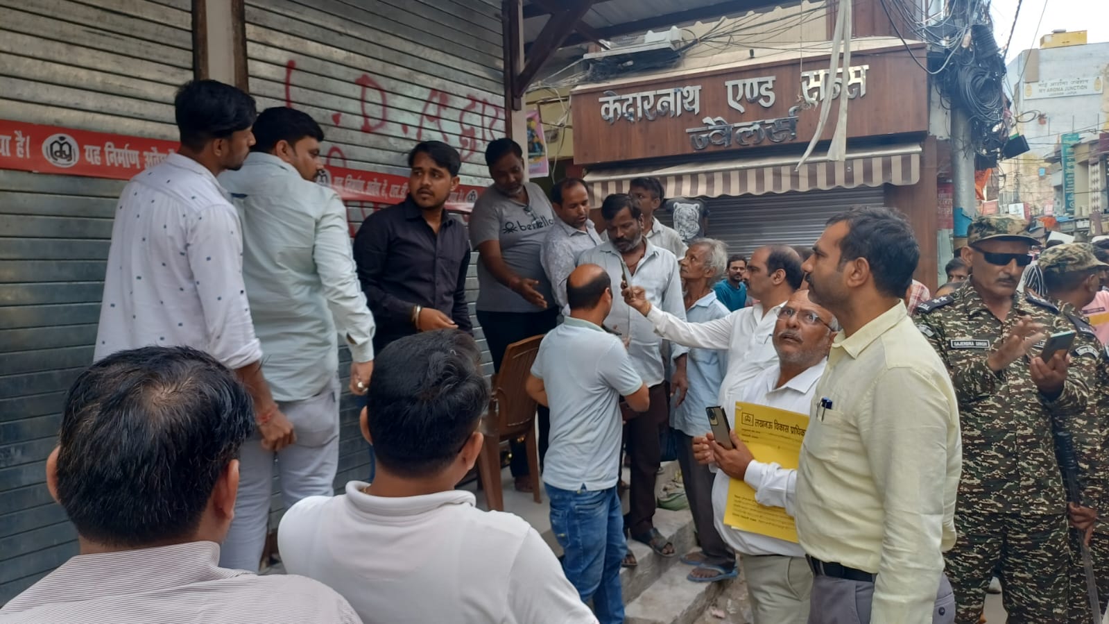 On the instructions of Lucknow Development Authority Vice President Prathamesh Kumar, the enforcement zone-5 and zone-6 teams took action