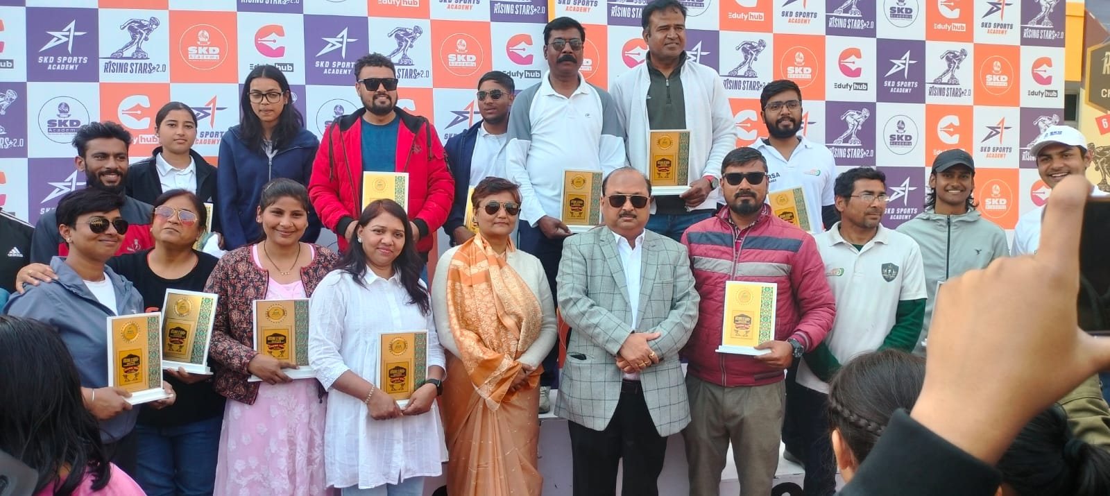 कड़ी प्रतिस्पर्धा के बाद मेज़बान एसकेडी एकेडमी ने शानदार प्रदर्शन करते हुए ओवरऑल चैंपियनशिप ट्रॉफी अपने नाम की। वहीं लखनऊ स्पीड स्केटिंग अकादमी (LSSA) को द्वितीय तथा मॉडर्न अकादमी को तृतीय स्थान प्राप्त हुआ।  प्रतियोगिता का उद्घाटन एसकेडी ग्रुप ऑफ एजुकेशन के निदेशक श्री मनीष सिंह, लखनऊ रोलर स्पोर्ट्स एसोसिएशन के महासचिव श्री नरेश कुमार एवं संयुक्त सचिव श्री संजय भगत की गरिमामयी उपस्थिति में किया गया।  बेस्ट स्केटर अवॉर्ड से सम्मानित खिलाड़ी  समापन दिवस पर रोमांच अपने चरम पर रहा, जब &ldquo;बेस्ट स्केटर&rdquo; खिताबों की घोषणा की गई। उत्कृष्ट प्रदर्शन करने वाले खिलाड़ियों में&mdash;  एसकेडी एकेडमी: आर्यन चौरसिया, दर्शिल, आर्या  LSSA: शिवी सागर, ईशान्वी आनंद, मंजरि चंद्रा  एपेक्स: अज़ान खान, हैदर नवाज़  पीस अकादमी: अर्जिता मौर्य, स्वस्तिक, आदित्य  जीडी गोयनका: श्रेनिका प्रमुख रूप से शामिल रहीं।  खेल और शिक्षा के समन्वय पर जोर  इस अवसर पर श्री मनीष सिंह ने कहा कि शिक्षा के साथ खेलों का समन्वय बच्चों के सर्वांगीण विकास के लिए अत्यंत आवश्यक है। राइजिंग स्टार्स चैंपियनशिप जैसी प्रतियोगिताएँ कम उम्र में छिपी प्रतिभाओं को पहचानने और उन्हें राष्ट्रीय स्तर तक पहुँचाने का मजबूत मंच प्रदान करती हैं। उन्होंने कहा कि खेल युवाओं के शारीरिक, मानसिक और नैतिक विकास में अहम भूमिका निभाते हैं और एसकेडी ग्रुप खेल व फिटनेस संस्कृति को बढ़ावा देने के लिए सतत प्रतिबद्ध है।  समापन समारोह गरिमामयी वातावरण में संपन्न हुआ। पदक, ट्रॉफी एवं उपहारों के वितरण के साथ प्रतियोगिता का सफल समापन हुआ, जिसे उपस्थित खिलाड़ियों, अभिभावकों एवं दर्शकों ने तालियों की गड़गड़ाहट से सराहा। यह चैंपियनशिप अब लखनऊ के विद्यालयी खेल कैलेंडर की एक प्रमुख पहचान बन चुकी है।