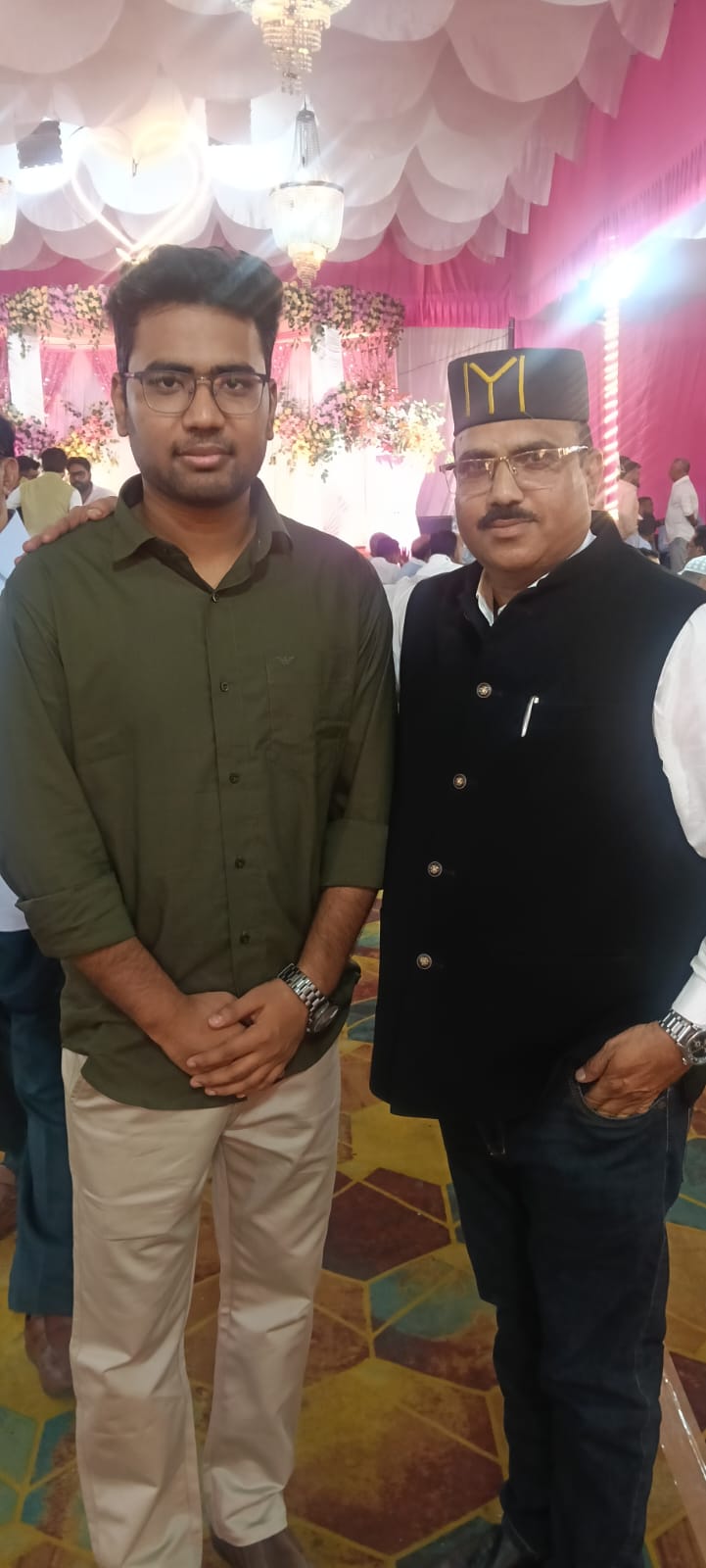 कठिन संघर्ष और दृढ़ संकल्प की जीत फराज अहमद सिद्दीकी की इस सफलता का सफर आसान नहीं था। उन्होंने अपनी तैयारी के दौरान कई चुनौतियों का सामना किया, लेकिन कभी अपने लक्ष्य से डिगे नहीं। उनकी इस कामयाबी के पीछे:  निरंतरता: घंटों की नियमित पढ़ाई और पाठ्यक्रम पर गहरी पकड़।  दृढ़ इच्छाशक्ति: कठिन परिस्थितियों में भी खुद को मोटिवेटेड रखना।  लक्ष्य के प्रति समर्पण: हर विफलता को सफलता की सीढ़ी बनाना।  परिजनों और क्षेत्रवासियों में खुशी की लहर जैसे ही फराज की सफलता की खबर फैली, उनके आवास पर बधाई देने वालों का तांता लग गया। परिजनों, मित्रों और शुभचिंतकों ने मिठाई बांटकर और गले मिलकर अपनी खुशी का इजहार किया।  शुभकामनाओं का दौर: परिवार के सदस्यों का कहना है कि फराज बचपन से ही मेधावी रहे हैं और यह सफलता उनकी वर्षों की तपस्या का प्रतिफल है।  दुआओं का सिलसिला: स्थानीय लोगों ने फराज के उज्ज्वल भविष्य की कामना करते हुए कहा कि वे समाज और देश की सेवा के नए कीर्तिमान स्थापित करेंगे।  युवाओं के लिए प्रेरणा का स्रोत आज जब प्रतियोगिता का स्तर काफी ऊंचा है, फराज अहमद सिद्दीकी की सफलता उन हजारों अभ्यर्थियों के लिए एक संदेश है जो प्रशासनिक सेवाओं में जाने का सपना देखते हैं। उनकी उपलब्धि बताती है कि यदि इरादे नेक और मेहनत सच्ची हो, तो अल्लाह की मदद से कोई भी मुकाम हासिल किया जा सकता है।  निष्कर्ष: फराज अहमद सिद्दीकी को उनकी इस शानदार उपलब्धि पर ढेरों मुबारकबाद और भविष्य के लिए असीम शुभकामनाएं। उम्मीद है कि वे एक संवेदनशील और कर्तव्यनिष्ठ अधिकारी के रूप में राष्ट्र निर्माण में अपना महत्वपूर्ण योगदान देंगे।