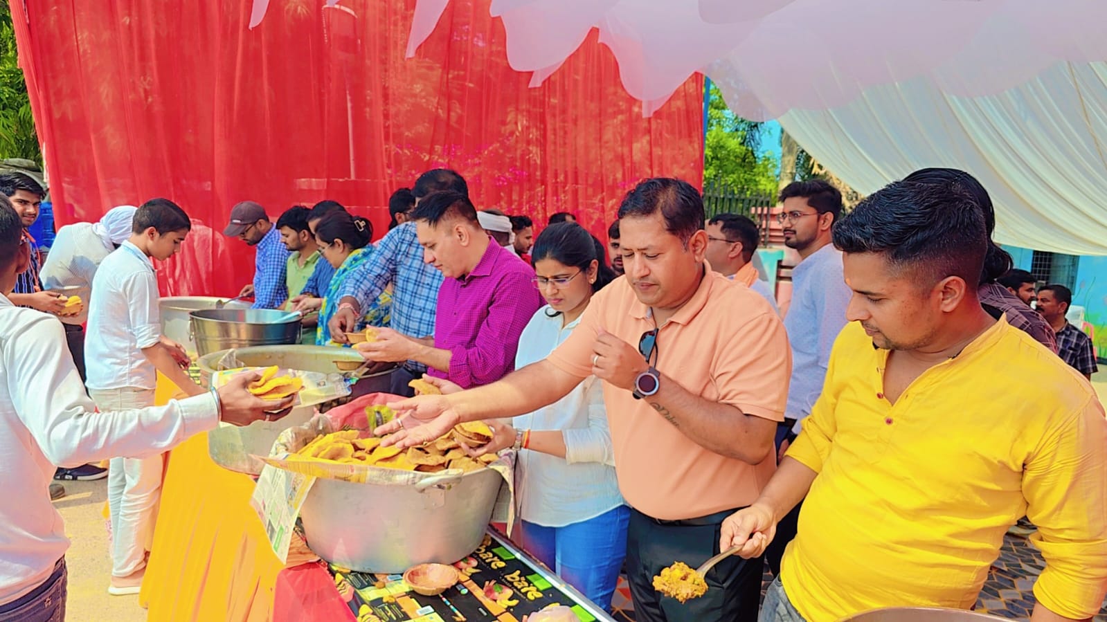 लखनऊ: बड़े मंगल पर भरवारा STP प्लांट में भव्य भंडारे का आयोजन, सुएज (Suez) टीम ने परोसा प्रसाद