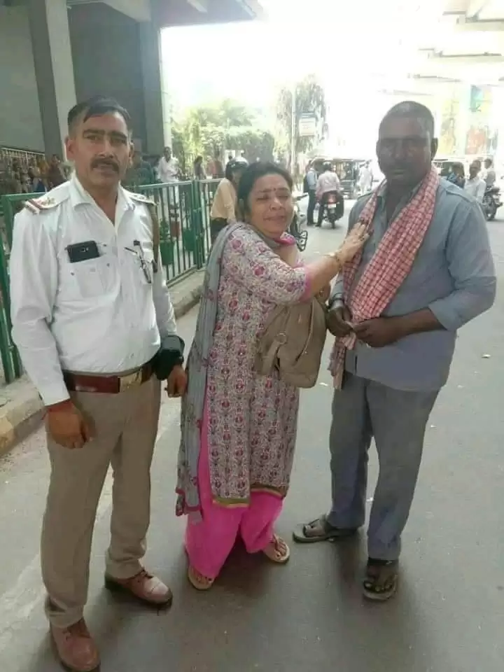 Delhi honest auto driver returned rs . 30000 