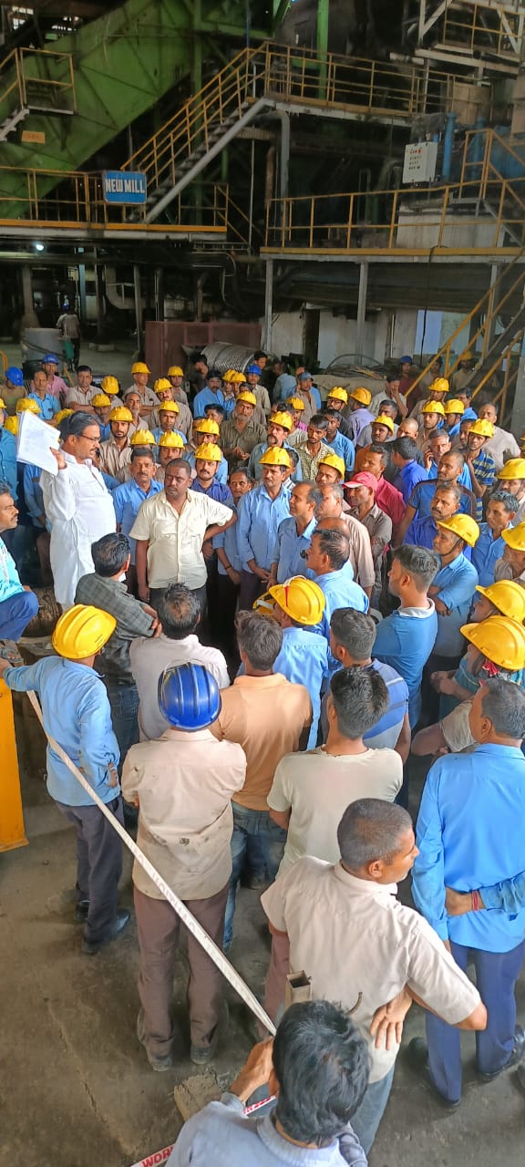 Employees upset with the attitude of Balrampur sugar mill, warned of boycott from voting