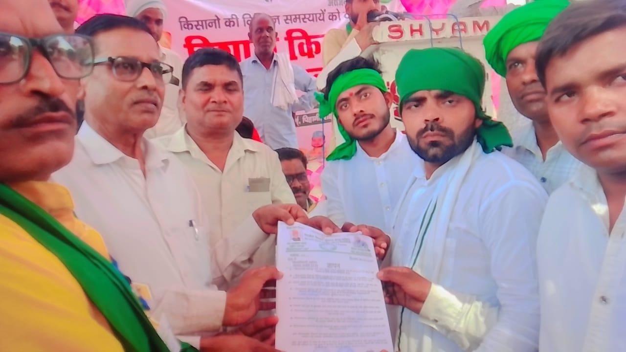 A memorandum was submitted to the Naib Tehsildar regarding the problems of farmers