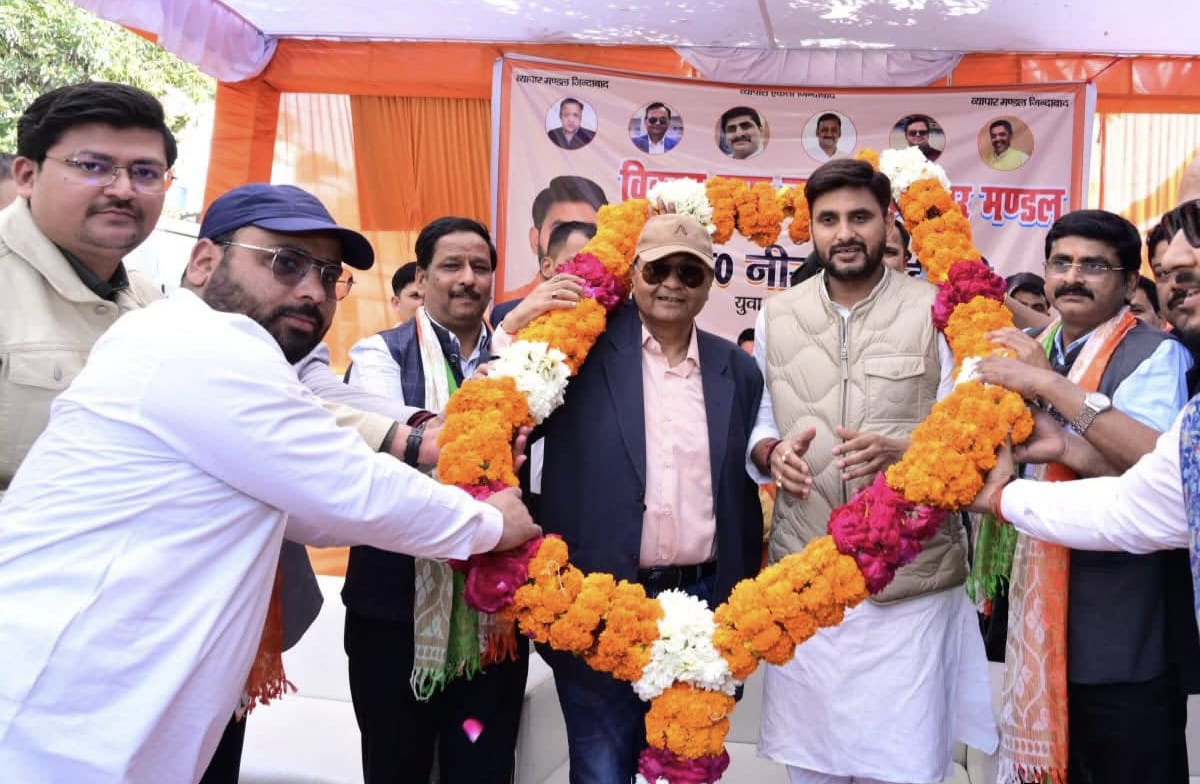 मुख्य अतिथि नीरज सिंह ने विकासनगर व्यापार मंडल के नवनियुक्त पदाधिकारियों को पद एवं गोपनीयता की शपथ दिलाई और संगठन के प्रति निष्ठा, समर्पण एवं ईमानदारी से कार्य करने का संकल्प दिलाया।  शपथ ग्रहण करने वाले प्रमुख पदाधिकारी  संरक्षक: एडवोकेट पान सिंह भंडारी, मोहम्मद सबाहत  चेयरमैन: डॉ. अनुपम सिंह भंडारी  अध्यक्ष: मोहम्मद शोएब जलाली  वरिष्ठ महामंत्री: मोहम्मद शरीफ सिद्दीकी  कोषाध्यक्ष: मोहम्मद अकरम  महामंत्री: अमन शुक्ला  वरिष्ठ उपाध्यक्ष: अमान मुस्तफा खान, मोहम्मद अनवर सिद्दीकी, ऋषभ चौरसिया, अनस अहमद  उपाध्यक्ष: डॉ. पूजा सनवाल, सईद बशीर, फैज खान, मनोज कुमार गुप्ता  वरिष्ठ संगठन सचिव: सैय्यद अकरम अली, प्रेम चंद गुप्ता  संगठन सचिव: राज कुमार सिंह, नफीस खालिद  प्रचार मंत्री: मोहम्मद आरिफ रहमानी, डॉ. मोहम्मद काशिफ, डॉ. प्रिया सिंह, मोहम्मद सलीम, फैज अहमद सिद्दीकी, शकीलउररहमान खान, अब्दुल अहद  मीडिया प्रभारी: अमीर अब्बास, मोहन सिंह बिष्ट  विधि सलाहकार: मोनिस उर रहमान अंसारी, चौधरी मुआज अहमद, हाशमी, प्रवीन कुमार  इस अवसर पर मुख्य अतिथि नीरज सिंह ने कहा कि व्यापारी समाज देश की अर्थव्यवस्था का मजबूत स्तंभ है और हर परिस्थिति में राष्ट्र के साथ खड़ा रहता है। उन्होंने भरोसा दिलाया कि सरकार व्यापारी समाज के साथ मिलकर कार्य कर रही है और उनके हितों की रक्षा सर्वोपरि है।  अध्यक्ष अमरनाथ मिश्र ने नवनिर्वाचित पदाधिकारियों को बधाई देते हुए कहा कि उनके जुड़ने से व्यापारी परिवार और अधिक सशक्त हुआ है। कार्यक्रम में उपस्थित अतिथियों एवं व्यापारियों ने आशा व्यक्त की कि विकासनगर व्यापार मंडल व्यापारियों की समस्याओं के समाधान, उनके हितों की रक्षा तथा क्षेत्र की व्यापारिक गतिविधियों को सुदृढ़ करने में अहम भूमिका निभाएगा।  अंत में मुख्य अतिथि द्वारा सभी नवनियुक्त पदाधिकारियों को शुभकामनाएं देते हुए संगठन की मजबूती और व्यापारी हितों की रक्षा के लिए निरंतर सक्रिय रहने का आह्वान किया गया।