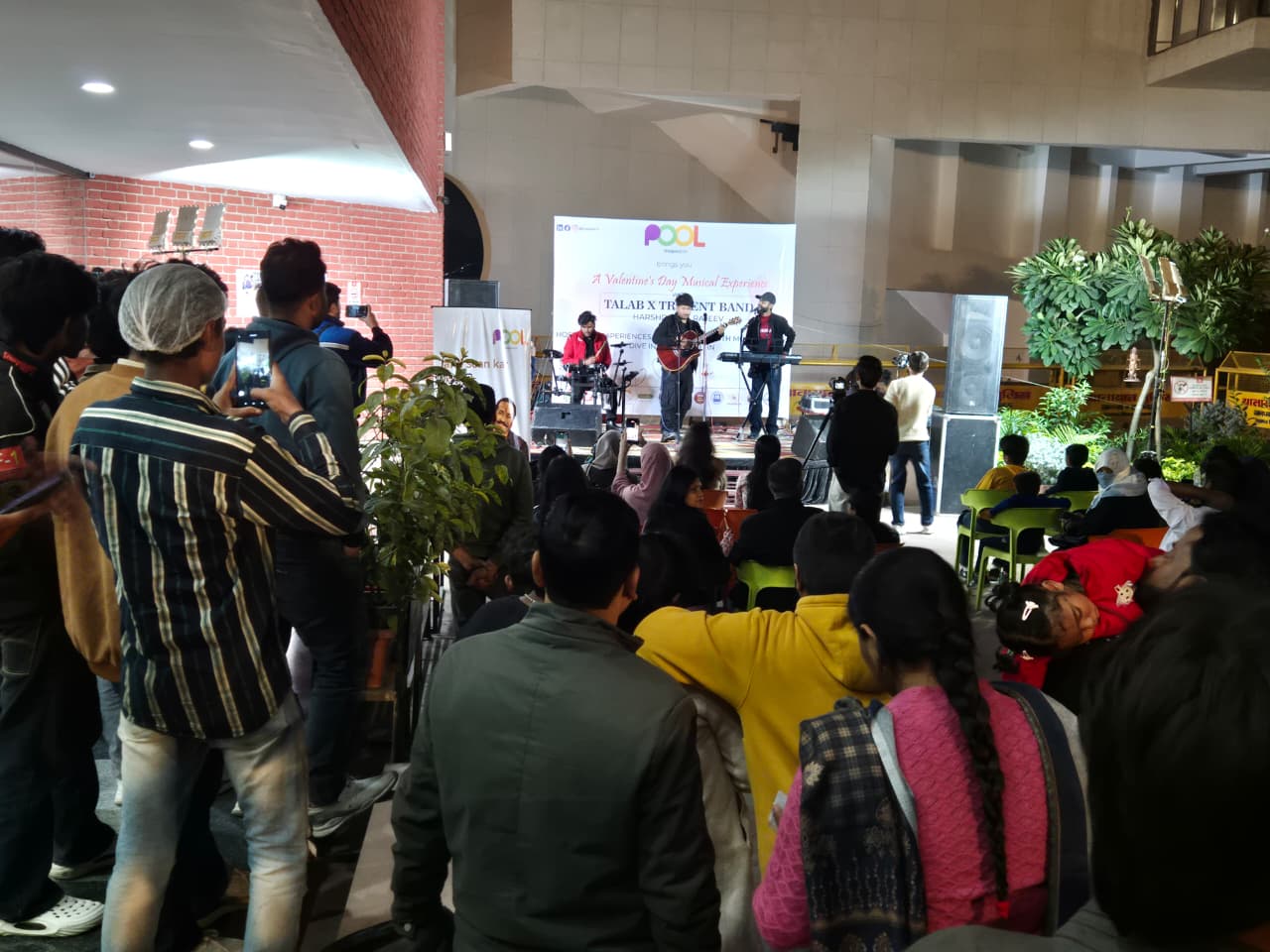 लाइव म्यूज़िक के साथ-साथ एंकर द्वारा संचालित हल्के-फुल्के इंटरैक्टिव सेगमेंट्स भी शामिल रहे, जिससे दर्शकों की भागीदारी बढ़ी और पूरे कार्यक्रम में उत्साह व जुड़ाव बना रहा।  यह आयोजन दी पूल.इन द्वारा प्रस्तुत किया गया&mdash;एक उभरता हुआ टैलेंट कोलैबोरेशन और बुकिंग प्लेटफॉर्म, जो प्रदर्शन कलाकारों को सीधे प्रतिष्ठानों से जोड़ता है। प्लेटफॉर्म का उद्देश्य कलाकार बुकिंग प्रक्रिया को सरल बनाना है, ताकि बिचौलियों, अनावश्यक कमीशन और बार-बार फॉलो-अप की जरूरत खत्म हो सके और पारदर्शी, सीधे बुकिंग की सुविधा मिले।  इस अवसर पर दी पूल.इन के संस्थापक विक्रांत निगम ने बताया कि यह प्लेटफॉर्म गायकों, बैंड्स, कवियों, डांसर्स और अन्य कलाकारों को समर्थन देता है। साथ ही कैफे, वेन्यू, ब्रांड्स, इवेंट आयोजकों और व्यक्तिगत होस्ट्स को उनके कार्यक्रमों के लिए उपयुक्त प्रतिभा उपलब्ध कराता है।  मनोरंजन से आगे बढ़कर, यह वैलेंटाइन डे लाइव म्यूज़िक ईवनिंग इस बात का जीवंत उदाहरण बनी कि किस तरह दी पूल.इन रचनात्मक प्रतिभाओं और वास्तविक अवसरों के बीच की दूरी को कम करता है। अपनी टैगलाइन &ldquo;डाईव इन&rdquo; के साथ, दी पूल.इन का उद्देश्य स्थानीय रचनात्मक इकोसिस्टम को मजबूत बनाना है, ताकि प्रतिभा की खोज और बुकिंग की प्रक्रिया अधिक सुलभ, प्रभावी और सामुदायिक बन सके।