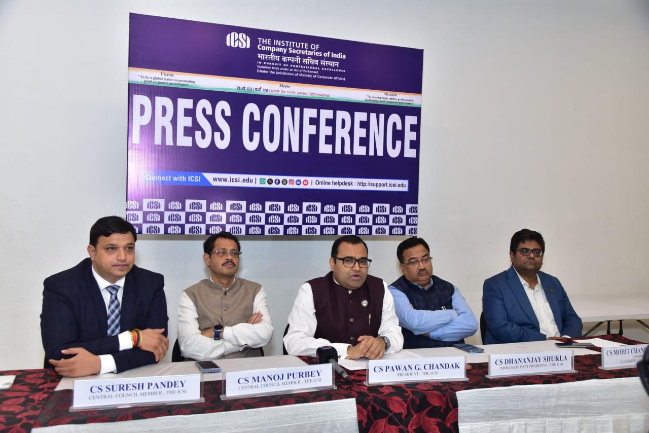 "गवर्नेंस ही कंपनियों की विश्वसनीयता का आधार" - सीएस पवन जी. चंडक कार्यक्रम के मुख्य अतिथि और ICSI के राष्ट्रीय अध्यक्ष सीएस पवन जी. चंडक ने अपने संबोधन में कहा कि किसी भी कंपनी की स्थिरता और बाजार में उसकी साख केवल मजबूत कॉरपोरेट गवर्नेंस पर टिकी होती है।  बेहतरीन करियर विकल्प: उन्होंने युवाओं को कंपनी सेक्रेटरी (CS) के पेशे से जुड़ने के लिए प्रेरित करते हुए कहा कि यह कम खर्च में एक उत्कृष्ट करियर अवसर है। यह पेशा युवाओं को सीधे निदेशक मंडल (Board of Directors) के स्तर पर कार्य करने का मौका देता है।  यूपी में बढ़ता क्रेज: उन्होंने आंकड़े साझा करते हुए बताया कि उत्तर प्रदेश में वर्तमान में 4,845 CS सदस्य हैं, जबकि 20,411 छात्र इस कोर्स की पढ़ाई कर रहे हैं। अकेले लखनऊ में ही 3,309 छात्र इस क्षेत्र में अपना भविष्य बना रहे हैं।  धारा 185 और कानूनी जोखिमों पर तकनीकी सत्र सेमिना के तकनीकी सत्र में एसीसी लिमिटेड के पूर्व अनुपालन प्रमुख सीएस कालीदास रामास्वामी ने महत्वपूर्ण जानकारियां साझा कीं। उन्होंने कंपनी अधिनियम, 2013 की धारा 185 के तहत निदेशकों को ऋण (Loans to Directors) देने से संबंधित प्रावधानों पर विस्तार से चर्चा की। उन्होंने चेतावनी दी कि इन नियमों की अनदेखी करने पर कंपनियों को गंभीर कानूनी जोखिमों और जुर्मानों का सामना करना पड़ सकता है।  विशेषज्ञों का जमावड़ा और सफल संचालन कार्यक्रम की सफलता में नेतृत्व टीम का विशेष योगदान रहा, जिसमें पूर्व अध्यक्ष सीएस अभिषेक सिन्हा, सीएस शोभित रस्तोगी और पूर्व अध्यक्षा सीएस हिमांद्री वर्मा शामिल रहीं। कार्यक्रम में निम्नलिखित वरिष्ठ पदाधिकारी भी उपस्थित रहे:  सीएस धनंजय शुक्ला (पूर्व अध्यक्ष, ICSI)  सीएस मनोज पूर्बे और सीएस सुरेश पांडेय (केंद्रीय परिषद सदस्य)  सीएस मोहित चंद्र शर्मा (अध्यक्ष, लखनऊ चैप्टर)  आभार ज्ञापन लखनऊ चैप्टर के अध्यक्ष सीएस मोहित चंद्र शर्मा ने सभी अतिथियों का आभार व्यक्त किया। उन्होंने कहा कि ऐसे सेमिनार पेशेवरों को कानून और कॉरपोरेट जगत में हो रहे नवीनतम परिवर्तनों से अपडेट रखने के लिए अत्यंत आवश्यक हैं।