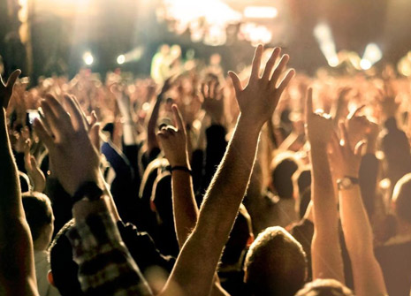 भाड़े की भीड़ और यूट्यूबरों का 'लाइव' तमाशा: लोकतंत्र के नाम पर कैसी हो रही है पत्रकारिता?