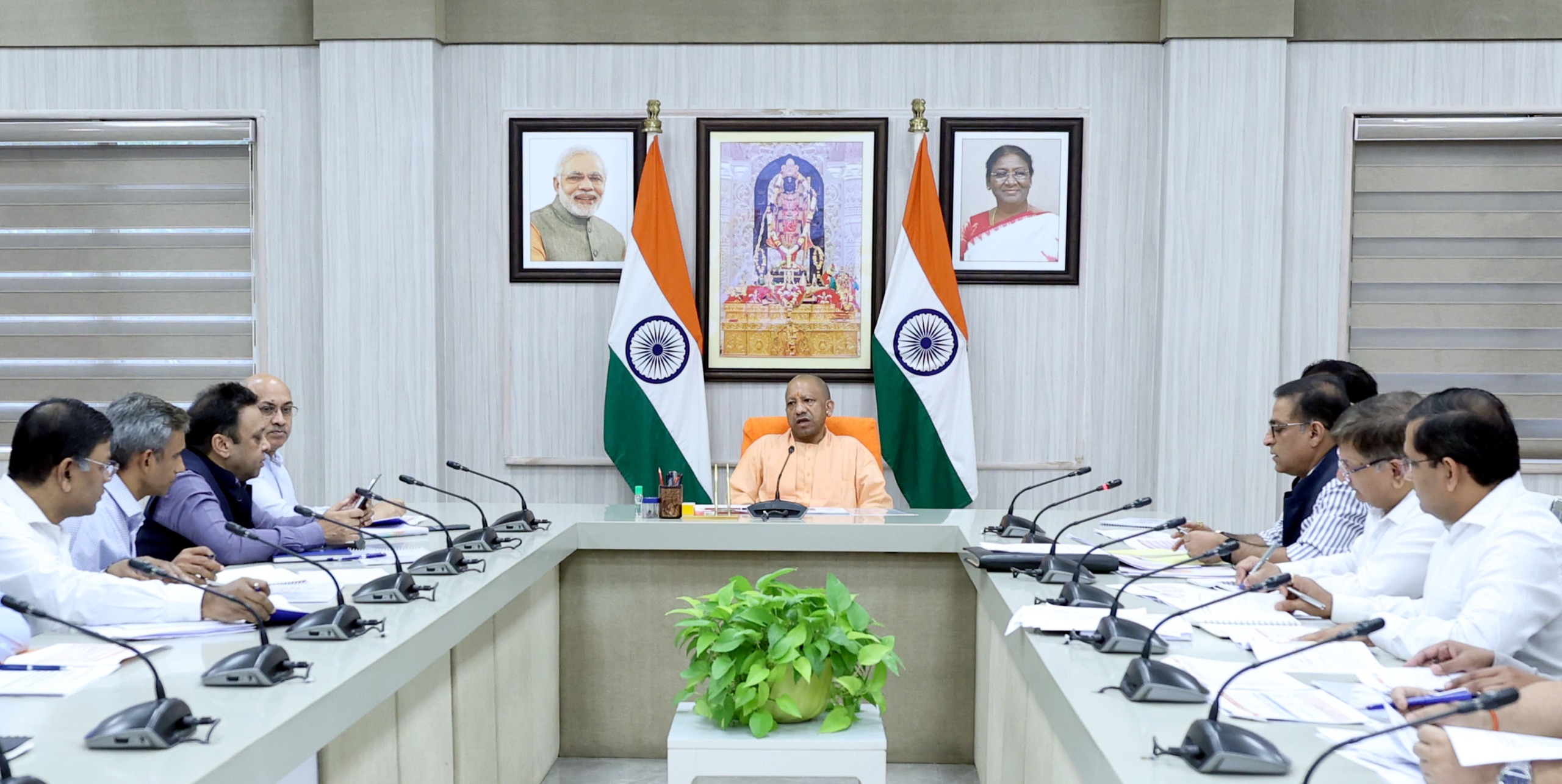 CM Yogi gave instructions &ndash; Passenger convenience and road safety are top priorities