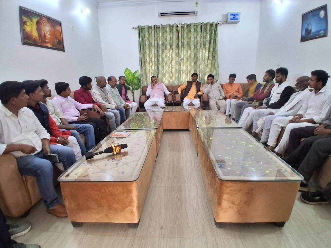 Organizations are active in helping workers stranded in Surat; instructions for immediate action in an emergency meeting of senior officials.