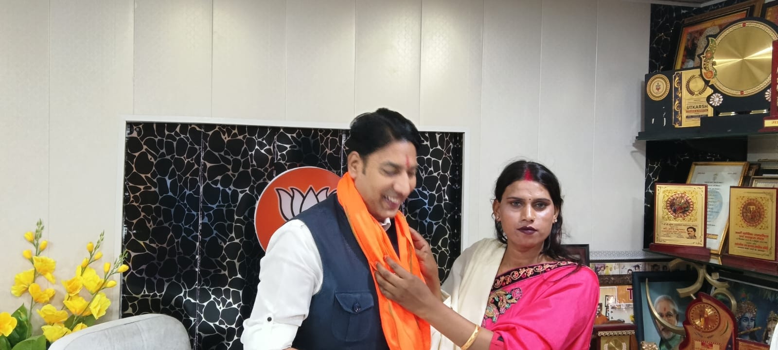 National Youth Brigade National Volunteer and BJP National Secretary Mona Kinnar paid a courtesy visit to BJP leader Jeet Pratap Singh in Kanpur.