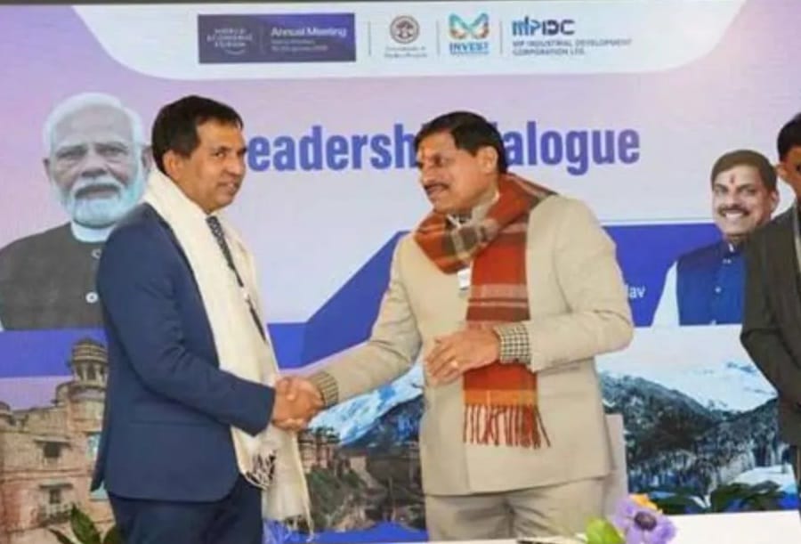 राज्य सरकार की ओर से यह संदेश भी साफ था कि मध्यप्रदेश का औद्योगिक विकास केवल घोषणाओं तक सीमित नहीं है। नीति निर्माण, प्रशासनिक सुधार और बुनियादी ढांचे में किए गए ठोस बदलाव अब लगातार परिणाम दे रहे हैं। यही कारण है कि दावोस में हुई चर्चाएं औपचारिक बैठकों से आगे बढ़कर वास्तविक साझेदारी और निवेश की संभावनाओं तक पहुंचीं।  नीतियों ने बनाया भरोसे का आधार  निवेशकों के लिए स्थिरता और भरोसा सबसे महत्वपूर्ण होते हैं, और मध्यप्रदेश सरकार ने इसी मोर्चे पर अपनी स्थिति मजबूत की है। सिंगल विंडो सिस्टम, त्वरित निर्णय प्रक्रिया और प्रशासनिक सरलीकरण ने निवेश के रास्ते सुगम बनाए हैं। दावोस में मुख्यमंत्री डॉ. मोहन यादव की बैठकों से यह स्पष्ट संदेश गया कि राज्य सरकार निवेश को केवल आकर्षित ही नहीं करती, बल्कि उसे जमीन पर उतारने की क्षमता भी रखती है। यही वजह है कि मध्यप्रदेश को लेकर चर्चा अब केवल संभावनाओं तक सीमित नहीं रही।  नवकरणीय ऊर्जा से बनी नई पहचान  नवकरणीय ऊर्जा के क्षेत्र में मध्यप्रदेश ने देशभर में अपनी एक अलग पहचान बनाई है। सोलर, विंड और पंप स्टोरेज परियोजनाओं पर तेज़ी से कार्य हो रहा है। ओंकारेश्वर जलाशय पर सोलर पैनलों के माध्यम से बिजली उत्पादन राज्य के बदलते ऊर्जा मॉडल का सशक्त उदाहरण है। किसानों को सोलर पंप उपलब्ध कराकर कृषि क्षेत्र को ऊर्जा के मामले में आत्मनिर्भर बनाया जा रहा है, जिसका सकारात्मक असर ग्रामीण अर्थव्यवस्था पर स्पष्ट रूप से दिखाई दे रहा है। नवकरणीय स्रोतों से सबसे सस्ती बिजली उपलब्ध कराने वाले राज्यों में मध्यप्रदेश का नाम दावोस में चर्चा का बड़ा विषय रहा।  भारत की आर्थिक उड़ान में राज्यों की भागीदारी  भारत अब वैश्विक आर्थिक मंच पर मजबूती से अपनी दावेदारी पेश कर रहा है। वर्ल्ड इकोनॉमिक फोरम में भारत का सबसे बड़ा प्रतिनिधिमंडल पहुंचना इसी आत्मविश्वास का प्रमाण है। मुख्यमंत्री डॉ. मोहन यादव ने दावोस में कहा कि भारत शीघ्र ही दुनिया की अग्रणी आर्थिक शक्तियों में शामिल होने जा रहा है। इस राष्ट्रीय लक्ष्य को प्राप्त करने में मध्यप्रदेश जैसे राज्यों की भूमिका अहम है। आईटी, पर्यटन, मैन्युफैक्चरिंग और सेवा क्षेत्र राज्य की आर्थिक क्षमता को निरंतर विस्तार दे रहे हैं।  मालदीव के साथ सहयोग के संकेत  दावोस में मालदीव के मंत्री एवं अर्थशास्त्री डॉ. मोहम्मद सईद के साथ हुई चर्चा ने यह स्पष्ट किया कि मध्यप्रदेश सरकार अंतरराष्ट्रीय सहयोग को लेकर भी सक्रिय और दूरदर्शी दृष्टिकोण अपना रही है। पर्यटन, मत्स्य पालन, आईटी और हेल्थ सेक्टर में साझेदारी की संभावनाओं पर सकारात्मक बातचीत हुई। मुख्यमंत्री डॉ. यादव का प्रस्तावित मालदीव दौरा इस बात का संकेत है कि प्रदेश सरकार इन संवादों को ठोस परिणामों में बदलने के लिए गंभीर है। भारत-मालदीव के मजबूत द्विपक्षीय संबंधों में मध्यप्रदेश की भूमिका नए अवसर खोल सकती है।  औद्योगिक रफ्तार और रोजगार  मध्यप्रदेश में औद्योगिक गतिविधियों की बढ़ती गति का सीधा असर रोजगार पर दिखाई दे रहा है। एग्रीकल्चर, पॉल्ट्री, फूड प्रोसेसिंग और लॉजिस्टिक्स जैसे क्षेत्रों में निवेश बढ़ा है। राज्य के पास पर्याप्त लैंड बैंक, ऊर्जा संसाधन और अनुकूल भौगोलिक स्थिति है। देश के मध्य में स्थित होना परिवहन और आपूर्ति व्यवस्था को और मजबूत बनाता है। एमओयू के माध्यम से सामने आ रहे निवेश प्रस्ताव रोजगार और स्वरोजगार के नए अवसर सृजित कर रहे हैं। बेरोजगारी दर में आई गिरावट इसी दिशा की पुष्टि करती है।  दावोस से साफ हुआ संदेश  दावोस में हुई बैठकों ने यह स्पष्ट कर दिया कि मध्यप्रदेश अब वैश्विक निवेश मानचित्र पर अपनी मजबूत पहचान बनाने की ओर तेजी से बढ़ रहा है। उद्योग, ऊर्जा और अंतरराष्ट्रीय सहयोग के मोर्चे पर सरकार की सक्रियता एक संगठित और दूरदर्शी आर्थिक सोच को दर्शाती है। मुख्यमंत्री डॉ. मोहन यादव के नेतृत्व में राज्य सरकार ने यह सिद्ध किया है कि विकास केवल आंकड़ों तक सीमित नहीं होता। नीति और परिणाम के बीच की दूरी को कम करने के लिए किए गए प्रयासों ने मध्यप्रदेश को नई पहचान दी है। दावोस से मिले संकेत बताते हैं कि राज्य आने वाले समय में देश की आर्थिक प्रगति का मजबूत स्तंभ बनने की दिशा में आगे बढ़ चुका है।