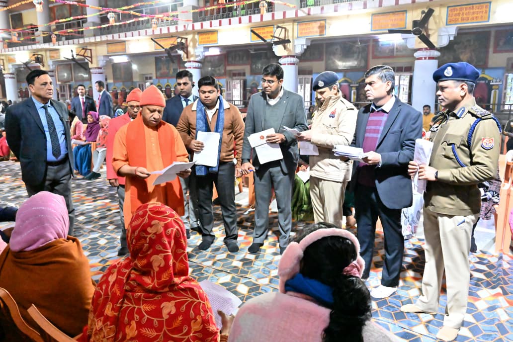 करीब 150 लोगों की समस्याएं सुनीं  सोमवार सुबह गोरखनाथ मंदिर परिसर स्थित महंत दिग्विजयनाथ स्मृति भवन सभागार में आयोजित जनता दर्शन में मुख्यमंत्री ने करीब 150 लोगों से मुलाकात की। मुख्यमंत्री स्वयं कुर्सियों पर बैठे लोगों के पास पहुंचे और एक-एक कर उनकी समस्याएं सुनीं। उन्होंने सभी को आश्वस्त किया कि किसी को भी चिंता करने की आवश्यकता नहीं है और हर मामले का समाधान समयबद्ध ढंग से कराया जाएगा।  प्रार्थना पत्रों को संबंधित अधिकारियों को सौंपते हुए मुख्यमंत्री ने निर्देशित किया कि हर शिकायत का निस्तारण त्वरित, गुणवत्तापूर्ण और संतोषजनक होना चाहिए।  जमीन कब्जे के मामलों में सख्त कार्रवाई के निर्देश  जनता दर्शन के दौरान कुछ लोगों ने जमीन पर अवैध कब्जे की शिकायत की। इस पर मुख्यमंत्री ने अधिकारियों को कठोर कानूनी कार्रवाई करने के निर्देश दिए। उन्होंने स्पष्ट कहा कि कोई भी दबंग या माफिया यदि किसी की जमीन पर जबरन कब्जा करता है तो उसे किसी भी सूरत में बख्शा नहीं जाएगा। गरीबों को उजाड़ने वालों के खिलाफ सख्त से सख्त कार्रवाई सुनिश्चित की जाए।  जहां भूमि विवादों में पैमाइश की आवश्यकता हो, वहां तत्काल पैमाइश कराकर विवाद का निस्तारण कराने के निर्देश दिए गए। वहीं पारिवारिक विवादों के मामलों में मुख्यमंत्री ने आपसी संवाद के माध्यम से समाधान निकालने पर जोर दिया।  इलाज में धन की कमी नहीं बनेगी बाधा  जनता दर्शन में कई लोग इलाज के लिए आर्थिक सहायता की मांग लेकर पहुंचे थे। मुख्यमंत्री ने उन्हें आश्वस्त किया कि इलाज में धन की कमी बाधा नहीं बनेगी। उन्होंने अधिकारियों को निर्देश दिए कि अस्पतालों से इलाज का अनुमान (एस्टीमेट) शीघ्र तैयार कराकर शासन को भेजा जाए। मुख्यमंत्री ने भरोसा दिलाया कि मुख्यमंत्री विवेकाधीन कोष से जरूरतमंदों को उपचार के लिए पर्याप्त सहायता प्रदान की जाएगी।