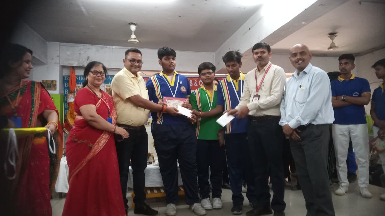 Bal Nikunj Science Exhibition: Shivam and Shikhar got first prize for 'Rain Detecting System', Dr. Dinesh Kumar praised the child scientists.