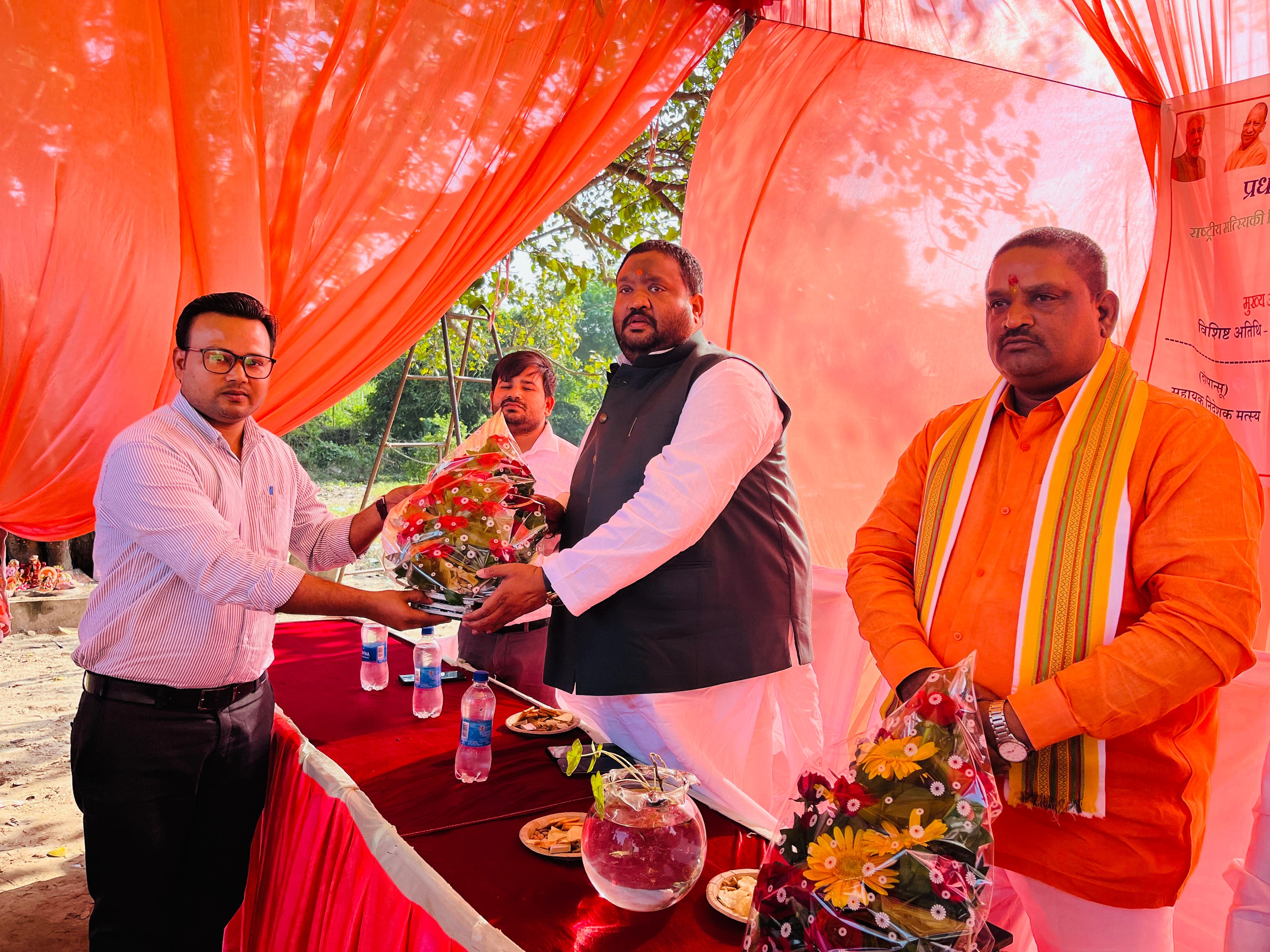 Stocking of two lakh fish seeds in Rapti River, an important initiative towards conservation of fish resources