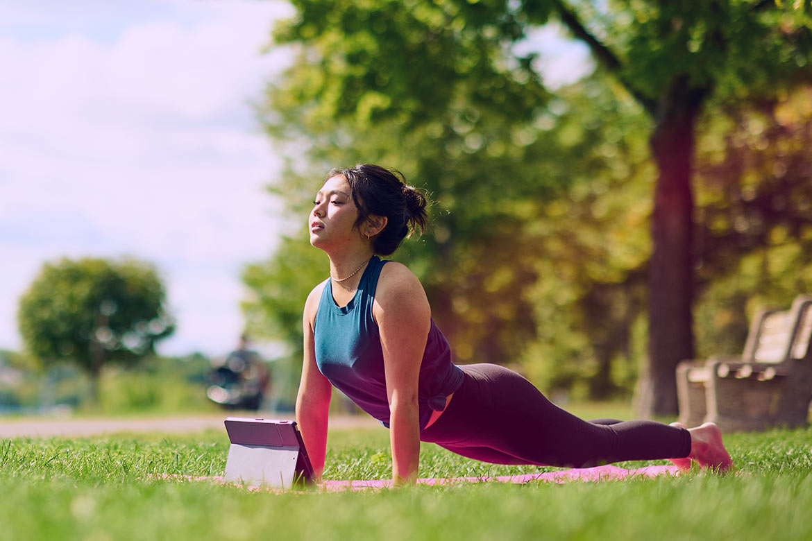 1. कैट/काऊ पोज़ (Marjaryasana-Bitilasana) यह रीढ़ की हड्डी के लिए सबसे बेहतरीन वार्म-अप माना जाता है।  फायदा: यह पोज़ रीढ़ के लचीलेपन को बढ़ाता है और गर्दन से लेकर पीठ के निचले हिस्से तक के तनाव को रिलीज करता है।  2. बटरफ्लाई पोज़ (Baddha Konasana) ज्यादा देर बैठने से सबसे ज्यादा असर हमारे हिप्स और जांघों पर पड़ता है।  फायदा: यह कूल्हों की मांसपेशियों को खोलता है और पेल्विक एरिया में ब्लड सर्कुलेशन को बेहतर बनाता है। इससे शरीर की भारीपन वाली जकड़न कम होती है।  3. चाइल्ड्स पोज़ (Balasana) काम के बीच में जब थकान महसूस हो, तो यह पोज़ रामबाण है।  फायदा: यह एक विश्राम मुद्रा है जो पीठ, कंधों और कूल्हों के तनाव को धीरे-धीरे खींचकर बाहर निकाल देती है। यह मन को शांत करने में भी सहायक है।  4. कोबरा पोज़ (Bhujangasana) दिनभर झुककर काम करने से हमारी रीढ़ की हड्डी आगे की ओर मुड़ने लगती है।  फायदा: कोबरा पोज़ छाती की मांसपेशियों को खोलता है और रीढ़ को पीछे की ओर स्ट्रेच देकर उसे सीधा और मजबूत बनाता है। कमर दर्द के लिए यह बेहद प्रभावी है।  5. सीटेड स्पाइनल ट्विस्ट (Ardha Matsyendrasana) यह आसन रीढ़ की हड्डी को 'ट्विस्ट' कर उसकी अशुद्धियों और जकड़न को दूर करता है।  फायदा: यह पीठ के मध्य हिस्से की अकड़न को कम करता है और पाचन तंत्र को भी सक्रिय बनाता है।  6. ब्रिज पोज़ (Setu Bandhasana) शरीर को मजबूती और स्ट्रेचिंग का सही मेल प्रदान करता है।  फायदा: यह हिप फ्लेक्सर्स और लोअर बैक को मजबूती देता है। यदि आपको बैठने की वजह से पीठ के निचले हिस्से में दर्द रहता है, तो ब्रिज पोज़ उसे सहारा (support) प्रदान करता है।