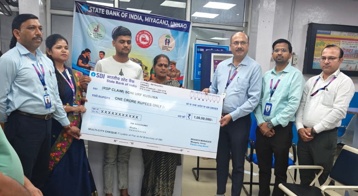 State Bank of India, Lucknow Division handed over an accident insurance claim cheque of ₹1 crore to the family of the deceased railway employee.