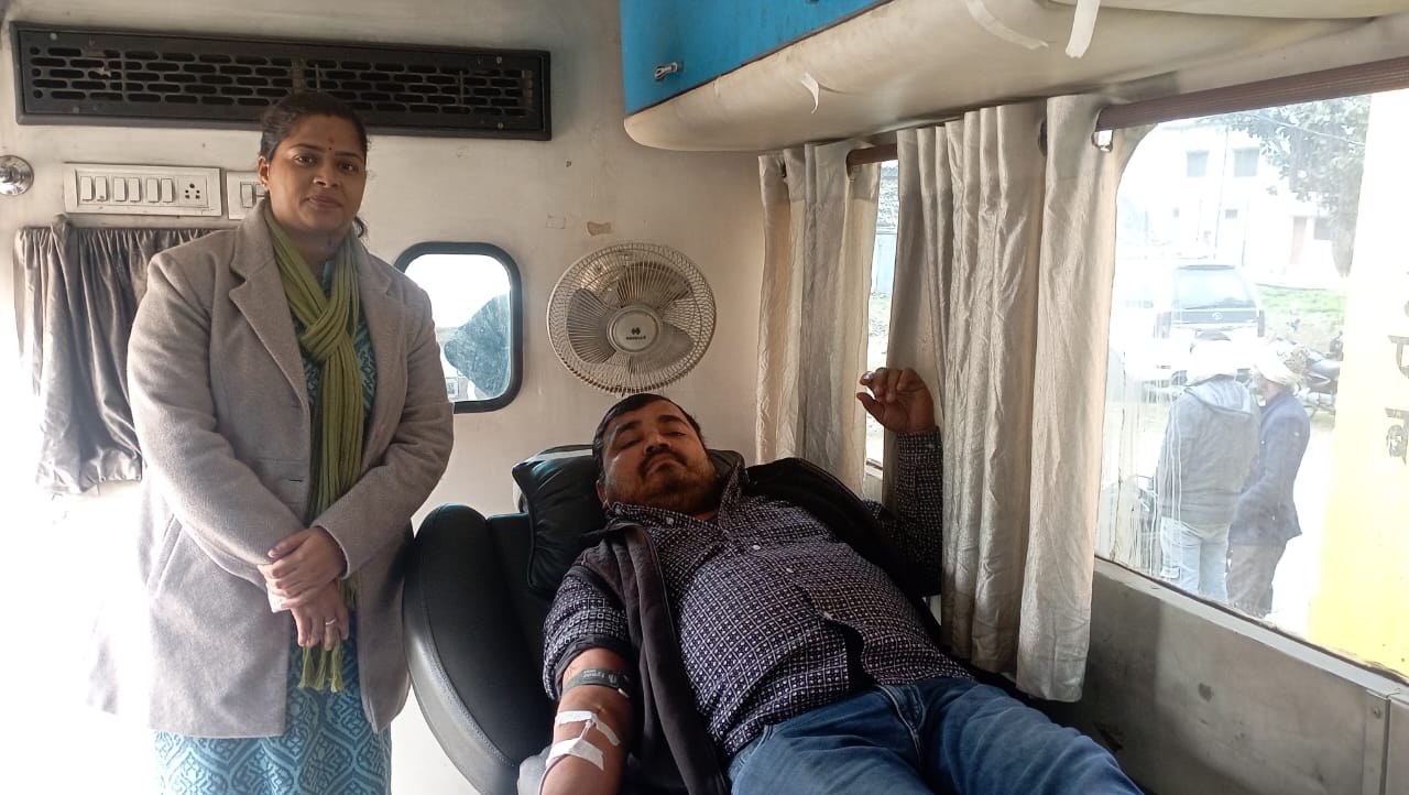 Agrasen Seva Samiti and Gayatri Parivar organized a blood donation camp.