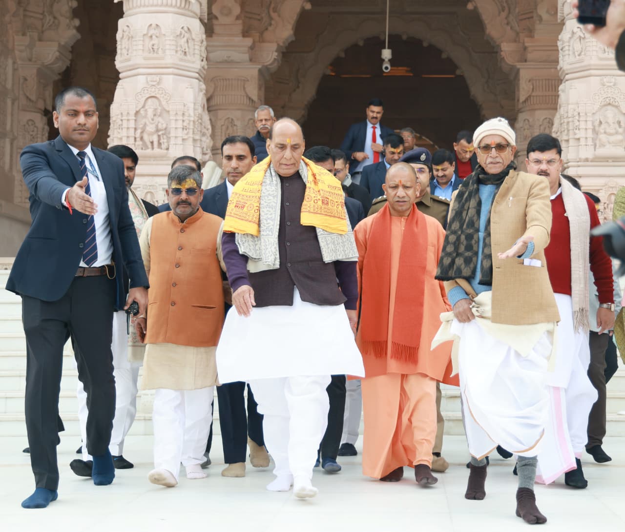 मां अन्नपूर्णा मंदिर के शिखर पर धर्मध्वजा का किया आरोहण अयोध्या पहुंचे रक्षा मंत्री राजनाथ सिंह, सीएम योगी ने एयरपोर्ट पर किया स्वागत