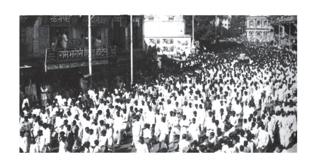 सदियों का संघर्ष और आस्था का प्रतीक स्थल  अयोध्या हमेशा से हिंदू धर्म की आस्था का केंद्र रहा है। किंतु लंबे समय तक इस पवित्र स्थल पर एक ऐसा ढांचा मौजूद रहा जिसे बहुसंख्यक समाज ने अपनी ऐतिहासिक व धार्मिक पहचान पर एक गहरे घाव के रूप में महसूस किया। यह संघर्ष केवल भूमि विवाद का नहीं था, बल्कि न्याय, इतिहास और आस्था के सम्मान की माँग का संघर्ष था।  दशकों तक कानूनी लड़ाई, शांतिपूर्ण आंदोलनों, और अनगिनत कारसेवकों के त्याग के बावजूद यह मुद्दा समाधान तक नहीं पहुँच पाया। कई सरकारों की उपेक्षा और वोट बैंक आधारित राजनीति के कारण इस आंदोलन की पीड़ा और लंबी होती गई। इसके बावजूद सनातन समाज ने अद्भुत धैर्य और संविधान के प्रति आस्था बनाए रखी—जो किसी भी राष्ट्र के इतिहास में अपूर्व उदाहरण है।  6 दिसंबर 1992 : धैर्य का बाँध टूटने का क्षण  जब वर्षों तक संवैधानिक उपाय निष्क्रिय दिखाई दिए और समाज की भावनाओं की उपेक्षा लगातार जारी रही, तब 6 दिसंबर 1992 को यह धैर्य टूट गया। कारसेवकों द्वारा ढांचा ढहाया जाना इस बात का प्रतीक बना कि अपमान और ऐतिहासिक अन्याय को हमेशा के लिए स्वीकार नहीं किया जा सकता। यह क्षण केवल धार्मिक भावनाओं का विस्फोट नहीं था, बल्कि उन लोगों के आत्मसम्मान की आवाज भी था जिन्होंने सदियों की उपेक्षा झेली।  इस घटना के बाद अयोध्या में भव्य श्रीराम मंदिर निर्माण का मार्ग प्रशस्त हुआ—एक ऐसा मंदिर, जो भारतीय आत्मबोध, राष्ट्रीय गौरव और सांस्कृतिक पुनर्जागरण का प्रतीक बन चुका है।  राष्ट्रीय गौरव की पुनर्स्थापना  भगवान श्रीराम भारतीय संस्कृति के सर्वोच्च आदर्शों—धर्म, मर्यादा और न्याय—के प्रतीक हैं। राम मंदिर का निर्माण केवल धार्मिक आस्था का विषय नहीं, बल्कि उस सांस्कृतिक मूलाधार की पुनर्स्थापना है जिसे विदेशी आक्रमणों और औपनिवेशिक शक्तियों ने कमजोर करने का प्रयास किया था। यह निर्माण भारत की प्राचीन सभ्यता पर अटूट विश्वास का साक्षी है।  हिंदू चेतना का सकारात्मक एकीकरण  राम मंदिर आंदोलन ने भारत के विशाल हिंदू समाज को जाति, क्षेत्र और भाषा की सीमाओं से ऊपर उठकर एक साझा उद्देश्य से जोड़ा। इसने एक ऐसी सकारात्मक चेतना को जन्म दिया जो केवल पूजा-पद्धति तक सीमित नहीं, बल्कि राष्ट्र निर्माण, सामाजिक एकता और विश्व कल्याण की भावना से ओत-प्रोत है। यह चेतना न तो आक्रामक है और न ही किसी के विरोध में खड़ी—यह आत्मसम्मान, जागरूकता और सांस्कृतिक बोध की चेतना है।  न्याय और सत्य की विजय  लंबे और गहन न्यायिक विचार-विमर्श के बाद आया सर्वोच्च न्यायालय का ऐतिहासिक फैसला केवल कानूनी विजय नहीं था, बल्कि सत्य और आस्था के सम्मान की भी जीत थी। विवादित भूमि का रामलला को मिलना यह दर्शाता है कि भारतीय न्याय व्यवस्था जनता की भावनाओं और इतिहास के प्रमाणों के प्रति संवेदनशील है।  सांस्कृतिक राष्ट्रवाद की मजबूत नींव  6 दिसंबर की घटना और उसके बाद हुए परिवर्तनों ने भारतीय सांस्कृतिक राष्ट्रवाद की नींव को और मजबूत किया। इस आंदोलन ने यह स्पष्ट किया कि भारत की राष्ट्रीय पहचान उसकी सांस्कृतिक और आध्यात्मिक परंपराओं से अलग नहीं हो सकती। यह उस सोच को चुनौती देता है जो केवल भौतिक विकास को राष्ट्र प्रगति का आधार मानती है। सांस्कृतिक और आध्यात्मिक उन्नयन भी उतना ही आवश्यक है।  नए भारत का सांस्कृतिक पुनर्जागरण  आज, जब अयोध्या में भव्य राम मंदिर राष्ट्र की नई पहचान बन चुका है, तब 6 दिसंबर का महत्व और भी बढ़ जाता है। यह घटना भारत की सांस्कृतिक चेतना, साहस और आत्मसम्मान के पुनर्प्रतिष्ठापन की कहानी कहती है।  राम मंदिर निर्माण यह संदेश देता है कि— सहनशीलता कमजोरी नहीं है, लेकिन आत्मसम्मान की रक्षा के लिए खड़ा होना हर राष्ट्र का कर्तव्य है।  यह मंदिर भारतीय सभ्यता की अनश्वरता, सनातन धर्म की महानता और राष्ट्र की समेकित चेतना का भव्य प्रतीक है।  (लेखक : मध्य प्रदेश बाल कल्याण आयोग के पूर्व अध्यक्ष, भाजपा के पूर्व प्रदेश कार्यालय मंत्री तथा वर्तमान में प्रधानमंत्री नरेंद्र मोदी के ‘मन की बात’ कार्यक्रम के प्रदेश संयोजक हैं।) (विनायक फीचर्स)