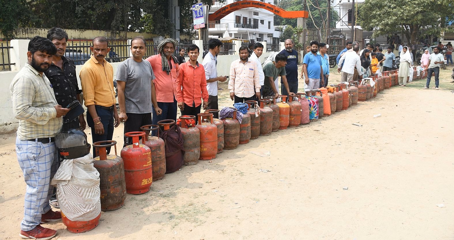 UP में गैस का 'हाहाकार' और संसद में 'सिलेंडर वाली टी-शर्ट': अखिलेश यादव का सीधा वार