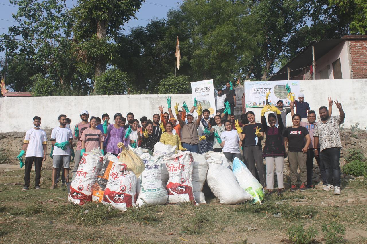 students joined hands in the cleaning campaign on the banks of river Gomti at Pipra Ghat