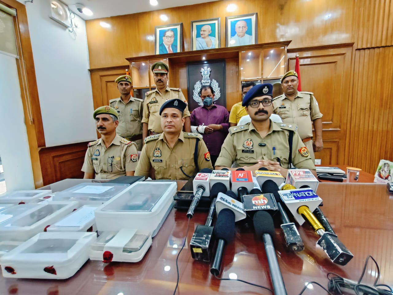 Two inter-district criminals were arrested by a joint police team of DCP (East) and Vibhutikhand police station and stolen jewellery (white metal weighing 10.50 kg, estimated to be worth about Rs. 9 lakh) and Rs. 14,000 cash was recovered from their possession.