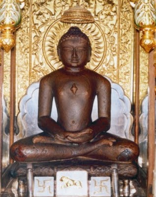 महावीर: केवल जैनों के नहीं, संपूर्ण मानवता के पथप्रदर्शक अक्सर अज्ञानवश भगवान महावीर को जैन धर्म का प्रवर्तक मान लिया जाता है, जबकि वह 24वें तीर्थंकर थे। जैन धर्म का प्रारंभ प्रथम तीर्थंकर भगवान आदिनाथ (ऋषभदेव) से हुआ था।  जीवन परिचय: ईसा से 599 वर्ष पूर्व बिहार के कुंडलपुर में जन्में वर्धमान ने 30 वर्ष की आयु में राजपाट त्याग दिया। 12 वर्षों की कठिन तपस्या के बाद उन्होंने 'कैवल्य ज्ञान' प्राप्त किया और समाज को अंधविश्वास व कर्मकांडों से मुक्त कराकर सत्य, अहिंसा, अपरिग्रह, अचौर्य और ब्रह्मचर्य का मार्ग दिखाया।  अहिंसा की सूक्ष्म व्याख्या: द्रव्य और भाव हिंसा भगवान महावीर ने अहिंसा को केवल शारीरिक चोट न पहुँचाने तक सीमित नहीं रखा। उन्होंने इसके दो मुख्य रूप बताए:  द्रव्य हिंसा: किसी प्राणी को अस्त्र-शस्त्र या शारीरिक रूप से हानि पहुँचाना।  भाव हिंसा: मन में किसी के प्रति क्रोध, कपट, घृणा या चोरी का विचार लाना। महावीर के अनुसार, केवल मनुष्यों में ही नहीं, बल्कि वनस्पति, जल और पत्थरों में भी जीवन है। इसलिए प्रकृति के प्रति करुणा रखना भी अहिंसा का ही हिस्सा है।  अहिंसा कायरता नहीं, वीरों का आभूषण है लेखक ने महावीर के दर्शन के एक महत्वपूर्ण पहलू 'विरोधी हिंसा' को स्पष्ट किया है।  वीरता बनाम कायरता: यदि राष्ट्र, धर्म या परिवार की अस्मिता पर संकट आए, तो उसका वीरता से मुकाबला करना कायरतापूर्ण पलायन से श्रेष्ठ है। दुष्टों के सामने घुटने टेकना अहिंसा नहीं, बल्कि कायरता है।  अहिंसा परमो धर्म: महावीर का संदेश स्पष्ट था कि अहिंसा वीरों का गुण है। यह आत्मिक शक्ति का प्रतीक है, न कि दुर्बलता का।  अपरिग्रह और अनेकांत: शांति के आधुनिक अस्त्र आज जब राष्ट्र संसाधनों पर कब्जे के लिए युद्धरत हैं, तब महावीर के दो अन्य सिद्धांत वैश्विक शांति की कुंजी बन सकते हैं:  अपरिग्रह: अनावश्यक संचय की प्रवृत्ति का त्याग। यदि राष्ट्र अपनी विस्तारवादी नीतियों और संसाधनों की भूख को कम करें, तो संघर्ष स्वतः समाप्त हो जाएंगे।  अनेकांत: दूसरों के विचारों और दृष्टिकोणों का सम्मान करना। यदि विश्व शक्तियां आपसी वार्ता और एक-दूसरे के पक्ष को समझने (अनेकांतवाद) का प्रयास करें, तो युद्ध की विभीषिका को टाला जा सकता है।  निष्कर्ष वर्तमान वैश्विक संकट केवल सैन्य शक्ति से नहीं, बल्कि नैतिक चेतना से सुलझ सकता है। 'जियो और जीने दो' का सिद्धांत मात्र एक नारा नहीं, बल्कि मानवता को बचाने का अंतिम विकल्प है। भगवान महावीर के सिद्धांतों को अपनाकर ही विश्व को बारूद के ढेर से हटाकर शांति के पथ पर लाया जा सकता है।