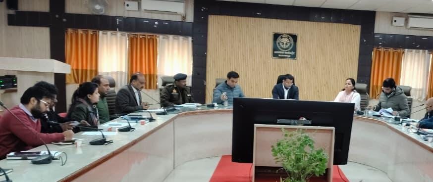 पर्यटन के व्यापक प्रचार-प्रसार पर जोर देते हुए जिलाधिकारी ने कहा कि जनपद की ऐतिहासिक, पौराणिक, प्राकृतिक एवं सांस्कृतिक विशेषताओं को समाहित करते हुए एक विशिष्ट पर्यटन लोगो तैयार किया जाए। इसके लिए विद्यालय स्तर पर प्रतियोगिताएं आयोजित कराने के निर्देश दिए गए, जिससे विद्यार्थियों की रचनात्मक प्रतिभा को प्रोत्साहन मिलने के साथ-साथ उनका जनपद से भावनात्मक जुड़ाव भी मजबूत होगा।  बैठक में वित्तीय वर्ष 2026-27 के लिए जनपद के महत्वपूर्ण पौराणिक, ऐतिहासिक एवं सांस्कृतिक स्थलों के विकास हेतु समग्र कार्ययोजना तैयार किए जाने के निर्देश दिए गए। साथ ही उत्तर प्रदेश संस्कृति उत्सव&ndash;2026 के सफल आयोजन को लेकर नोडल अधिकारी नामांकन एवं आयोजन की रणनीति पर भी चर्चा की गई।  पर्यटन को ग्रामीण स्तर तक बढ़ावा देने के उद्देश्य से ब्रेड एंड ब्रेकफास्ट (होम-स्टे) नीति के अंतर्गत अधिकाधिक प्रचार-प्रसार, लोक-कला, लोक-संस्कृति एवं पारंपरिक व्यंजनों के संरक्षण और प्रोत्साहन के निर्देश दिए गए। इसके अलावा युवाओं को पर्यटन से जोड़ने के लिए युवा पर्यटन क्लब के माध्यम से शैक्षिक पर्यटन भ्रमण आयोजित कराने पर भी बल दिया गया।  प्रशासन का मानना है कि इन पहलों से बलरामपुर न केवल पर्यटन के क्षेत्र में नई पहचान बनाएगा, बल्कि स्थानीय रोजगार और सांस्कृतिक विरासत के संरक्षण को भी बल मिलेगा।