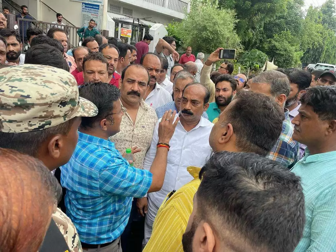 Vyapariyon dwara Siling ka virodh 