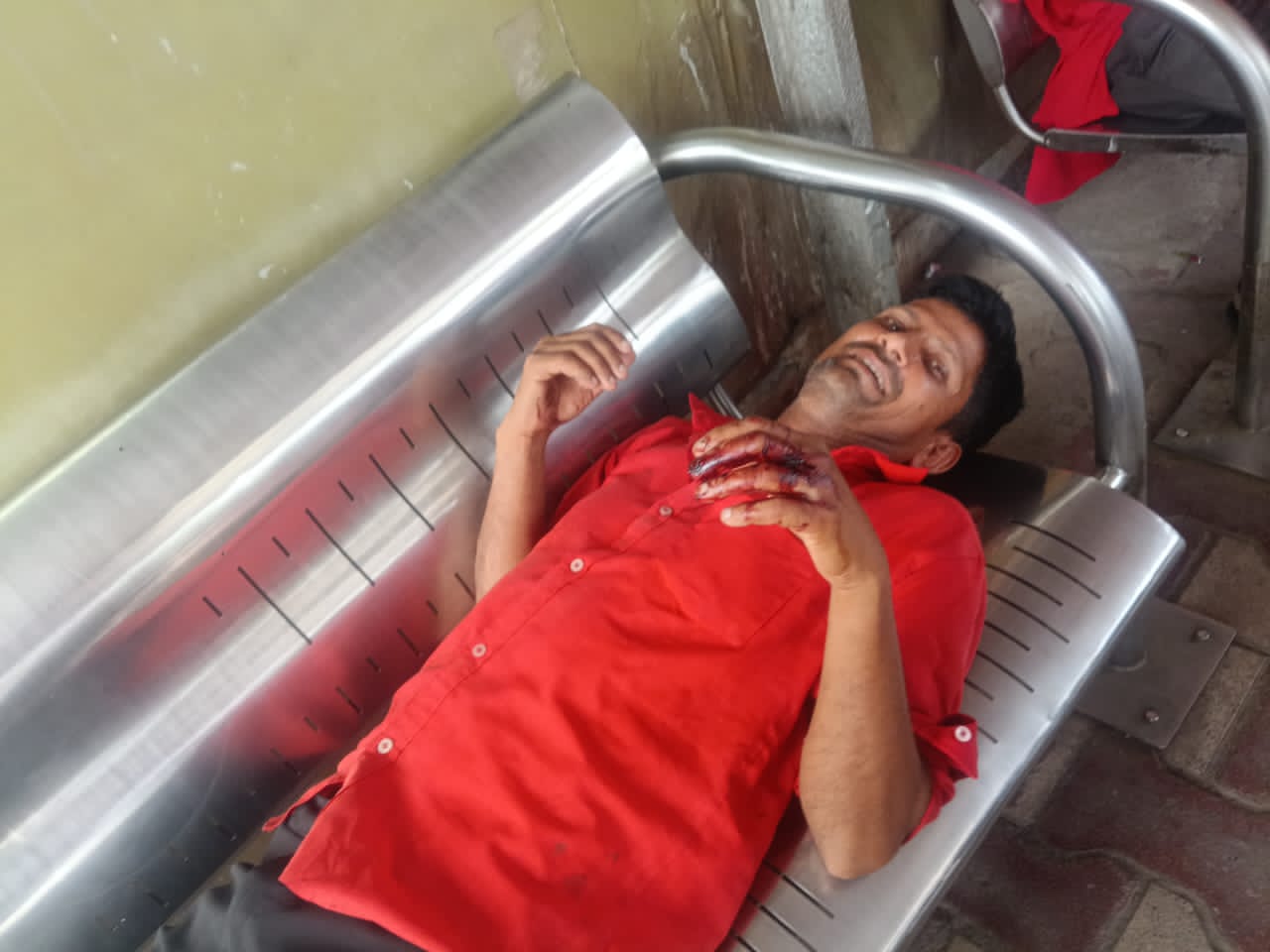 लखनऊ स्टेशन पर रेलवे कुली पर रॉड और डंडों से जानलेवा हमला; GRP ने साधी चुप्पी तो डिप्टी सीएम ब्रजेश पाठक के पास पहुंचे कुली