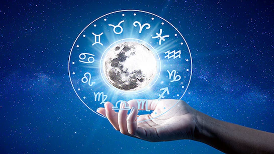 शनि का प्रभाव: कर्म और आत्मचिंतन का काल  वर्ष की शुरुआत में शनि मीन राशि में स्थित रहेंगे। यह गोचर कर्म, अनुशासन, सेवा और आत्मविश्लेषण को केंद्र में लाएगा। दिखावे और त्वरित लाभ की बजाय सच्चे परिश्रम और ईमानदारी को महत्व मिलेगा। लंबे समय से निरंतर प्रयास कर रहे लोगों के लिए यह समय धीमी लेकिन स्थायी सफलता का संकेत देता है। शिक्षा, स्वास्थ्य, सामाजिक सेवा और आध्यात्मिक क्षेत्रों में सकारात्मक बदलाव देखने को मिल सकते हैं।  गुरु का गोचर: ज्ञान और संवाद का विस्तार  2026 के मध्य तक गुरु वृषभ राशि में रहेंगे, इसके बाद वे मिथुन राशि में प्रवेश करेंगे। यह परिवर्तन ज्ञान, संचार, व्यापार और शिक्षा के क्षेत्र में नई संभावनाओं के द्वार खोलेगा। युवाओं के लिए यह वर्ष सीखने, कौशल विकास और करियर की नई दिशा तय करने वाला हो सकता है। लेखन, मीडिया, परामर्श, अध्यापन और तकनीक से जुड़े लोगों के लिए उन्नति के संकेत स्पष्ट हैं।  राहु&ndash;केतु: सोच और प्राथमिकताओं में बदलाव  इस वर्ष राहु और केतु मानसिकता और दृष्टिकोण में गहरा परिवर्तन ला सकते हैं। राहु भौतिक महत्वाकांक्षाओं को तीव्र करेगा, जबकि केतु वैराग्य और आत्मचिंतन की ओर प्रेरित करेगा। इसके प्रभाव से अनेक लोग जीवन के वास्तविक उद्देश्यों पर पुनर्विचार करेंगे। बाहरी उपलब्धियों के साथ-साथ आंतरिक शांति और संतुलन की तलाश बढ़ेगी।  सामाजिक और राजनीतिक परिदृश्य  राजनीतिक व सामाजिक दृष्टि से 2026 पुनर्गठन और समीक्षा का वर्ष हो सकता है। पुरानी व्यवस्थाओं और नीतियों पर सवाल उठेंगे। पारदर्शिता, जवाबदेही और जनहित से जुड़े मुद्दे प्रमुख रहेंगे। कुछ अप्रत्याशित घटनाएं नई दिशा और सोच को जन्म दे सकती हैं।  आर्थिक संकेत: संयम और दीर्घकालीन सोच  आर्थिक रूप से यह वर्ष सतर्कता और दीर्घकालीन योजना की मांग करता है। जल्द मुनाफे की सोच के बजाय स्थायी निवेश और मजबूत आधार पर किए गए प्रयास अधिक लाभकारी सिद्ध होंगे। कृषि, प्राकृतिक संसाधन, शिक्षा और स्वास्थ्य जैसे क्षेत्रों में स्थिरता और विस्तार की संभावना बनती दिखाई देती है।  व्यक्तिगत जीवन और आध्यात्मिक झुकाव  व्यक्तिगत जीवन में 2026 आत्मविकास और आत्मबोध का वर्ष माना जा सकता है। रिश्तों में स्पष्टता, धैर्य और संवाद की अहम भूमिका रहेगी। जो लोग स्वयं को समझने और सुधारने का प्रयास करेंगे, उन्हें मानसिक संतुलन और संतोष की अनुभूति होगी। योग, ध्यान और आध्यात्मिक साधना के प्रति रुझान भी बढ़ सकता है।