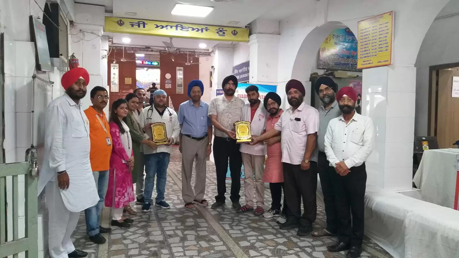 Lucknow gurudwara prabandh comitee ne saropa bhent kiya
