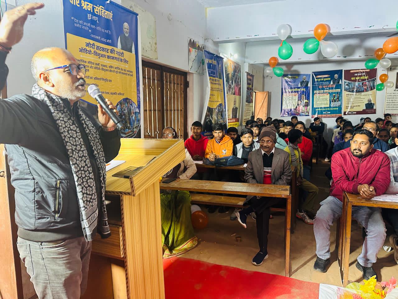 A grand program was held at Kumhrawan Inter College on the theme of 'Good Governance Day and Developed India - Jai Shri Ram'.