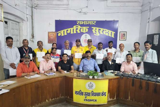 औद्योगिक आपदा प्रबंधन पर विशेष प्रशिक्षण प्रमाण-पत्र उन स्वयंसेवकों को प्रदान किए गए जिन्होंने राज्यस्तरीय 'केन्द्रीय नागरिक सुरक्षा प्रशिक्षण संस्थान' (BKT) में आयोजित "प्लानिंग फॉर इंडस्ट्रियल डिजास्टर प्रिपेयर्डनेस कोर्स" (औद्योगिक आपदा तैयारी नियोजन पाठ्यक्रम) को सफलतापूर्वक पूर्ण किया। यह एक दिवसीय प्रशिक्षण शिविर औद्योगिक क्षेत्रों में होने वाली संभावित दुर्घटनाओं और आपदाओं से निपटने के लिए आयोजित किया गया था।  बाह्य सहायता आने से पहले सिविल डिफेंस की भूमिका अहम प्रमाण-पत्र वितरण के मुख्य अतिथि एवं वरिष्ठ सहायक उप नियंत्रक मनोज वर्मा ने स्वयंसेवकों को संबोधित करते हुए कहा:  "किसी भी आपदा के समय, सरकारी या बाहरी सहायता पहुँचने से पहले का समय सबसे कीमती होता है। ऐसे में सिविल डिफेंस के स्वयंसेवक 'फर्स्ट रिस्पॉन्डर' के रूप में जीवन बचाने का कार्य करते हैं। प्रत्येक स्वयंसेवक को तकनीक और बचाव कार्यों में खुद को अपडेट रखने के लिए समय-समय पर प्रशिक्षण लेते रहना अनिवार्य है।"  कार्यक्रम में गणमान्य जनों की उपस्थिति इस अवसर पर संगठन के कई वरिष्ठ पदाधिकारी और वार्डेन मौजूद रहे, जिनमें मुख्य रूप से शामिल थे:  डिविजनल वार्डेन: अरविन्द कुमार मिश्रा, दिनेश मोहन माथुर।  डिप्टी डिविजनल वार्डेन: रामगोपाल सिंह, डॉ. पंकज कुमार।  अन्य पदाधिकारी: जगदीश यादव, स्टाफ ऑफिसर कमलेश सिंह, आईसीओ सईद अख्तर, पोस्ट वार्डेन मनोज तिवारी।  कार्यक्रम में अमर कुमार, अनंत सिंह तोमर, संदीप कुमार, ज्योति खरे, मुन्नी देवी मिश्रा, दीप नारायण त्रिपाठी, शिवम् कुमार कश्यप, सैय्यद तुफैल अब्बास, सरोज शर्मा, सौरभ अग्रवाल, अमिताभ राय, पंकज पन्त और अजय गुप्ता सहित लखनऊ के विभिन्न प्रखंडों के स्वयंसेवकों ने भाग लिया।