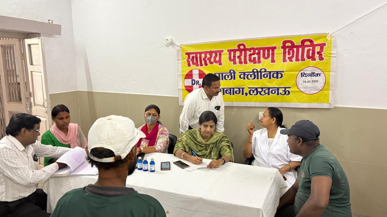 पूर्वोत्तर रेलवे की अनूठी पहल: ऐशबाग में स्वच्छता मित्रों के लिए लगा विशेष स्वास्थ्य एवं दंत परीक्षण शिविर