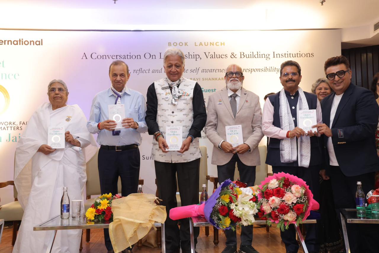 📘 क्या है पुस्तक 'Quiet Excellence' का मूल विज़न? यह पुस्तक इस विचार को स्थापित करती है कि जीवन और करियर की बड़ी सफलताएं सिर्फ बड़े निर्णयों का परिणाम नहीं होतीं। इसके बजाय, हमारी दैनिक आदतें, मानवीय संवेदनाएं, नैतिक मूल्य और दूसरों के प्रति हमारा दृष्टिकोण ही हमारे व्यक्तित्व और सफलता को स्थायी आकार देते हैं।  पुस्तक में आध्यात्मिक गुरु श्री श्री रविशंकर का विशेष संदेश शामिल है। साथ ही कई अन्य प्रतिष्ठित विचारकों के लेख भी शामिल हैं, जो पाठकों को आत्मचिंतन, आंतरिक जागरूकता और एक संतुलित जीवन शैली अपनाने के लिए प्रेरित करते हैं।  💬 "वैश्विक महत्वाकांक्षा और विनम्रता का संतुलन है जरूरी" &mdash; रजनीश जैन लेखक और जियो के सीएफओ रजनीश जैन ने पुस्तक के विज़न पर बात करते हुए भारतीय संस्कृति और चेतना का उल्लेख किया:  "हमारा समाज और हमारा राष्ट्र हमेशा से एक गहरी सामूहिक चेतना से संचालित होता आया है। यही चेतना हमें जीवन में महत्वाकांक्षा के साथ विनम्रता, कर्म के साथ चिंतन, और भौतिक सफलता के साथ आत्मिक संतोष के बीच एक सही संतुलन बनाना सिखाती है। यदि मेरी यह पुस्तक देश के पाठकों की इस सामूहिक चेतना का एक छोटा सा हिस्सा भी बन पाती है, तो मैं अपने इस लेखन प्रयास को सफल मानूंगा।"  👥 कार्यक्रम में शामिल हुईं देश की प्रबुद्ध हस्तियां विमोचन समारोह के अवसर पर मंच और दीर्घा में कई गणमान्य लोग मौजूद रहे, जिन्होंने पुस्तक की प्रासंगिकता की सराहना की। कार्यक्रम के मुख्य अतिथि पूर्व भारतीय विदेश सेवा (IFS) अधिकारी और विख्यात राजनयिक डॉ. दीपक वोहरा रहे।  उनके अलावा कार्यक्रम में निम्नलिखित दिग्गजों की गरिमामयी उपस्थिति रही:  नरेश कुमार: दिल्ली सरकार के पूर्व मुख्य सचिव  बीके आशा दीदी: ब्रह्माकुमारीज़ संस्थान की वरिष्ठ प्रचारक  सीएमए टीसीए श्रीनिवास प्रसाद: अध्यक्ष, ICMAI  महेंद्र नाहटा: प्रबंध निदेशक, HFCL  📌 समीक्षकों की राय समारोह के दौरान वक्ताओं ने रेखांकित किया कि आज की तीव्र गति से बदलती और तकनीक-प्रधान दुनिया में सच्चा नेतृत्व केवल व्यावसायिक उपलब्धियों या नंबरों से तय नहीं होता, बल्कि समाज के प्रति आपकी संवेदनशीलता और मानवीय मूल्यों से तय होता है। 'Quiet Excellence' इन्हीं गूढ़ विचारों को बेहद सरल और प्रभावी भाषा में वास्तविक अनुभवों के साथ पाठकों के सामने रखती है।