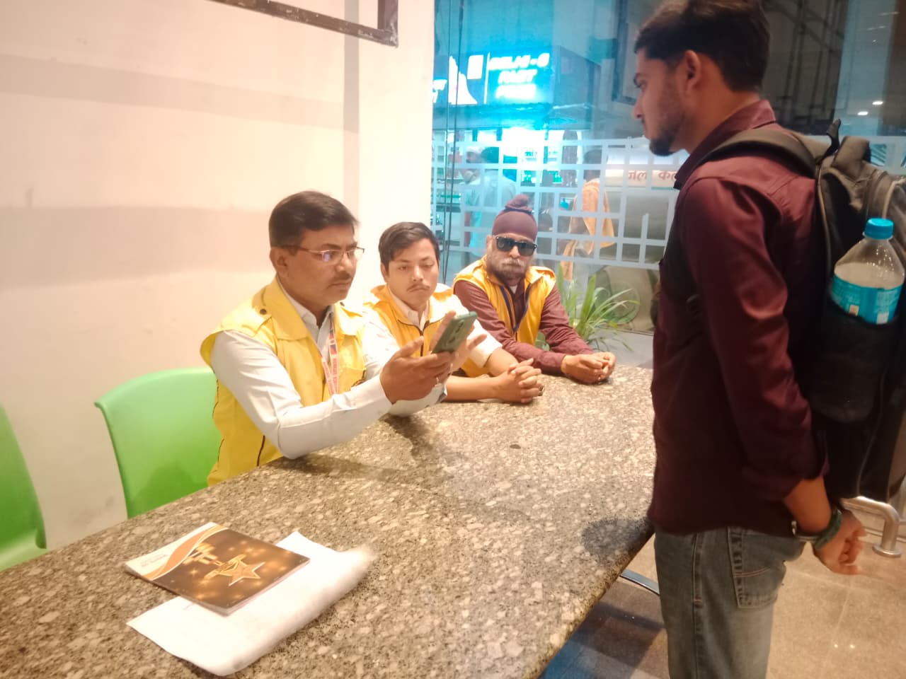 भर्ती परीक्षा: लखनऊ में सिविल डिफेंस के वॉलिंटियर्स ने संभाला मोर्चा, परीक्षार्थियों के लिए बने मददगार