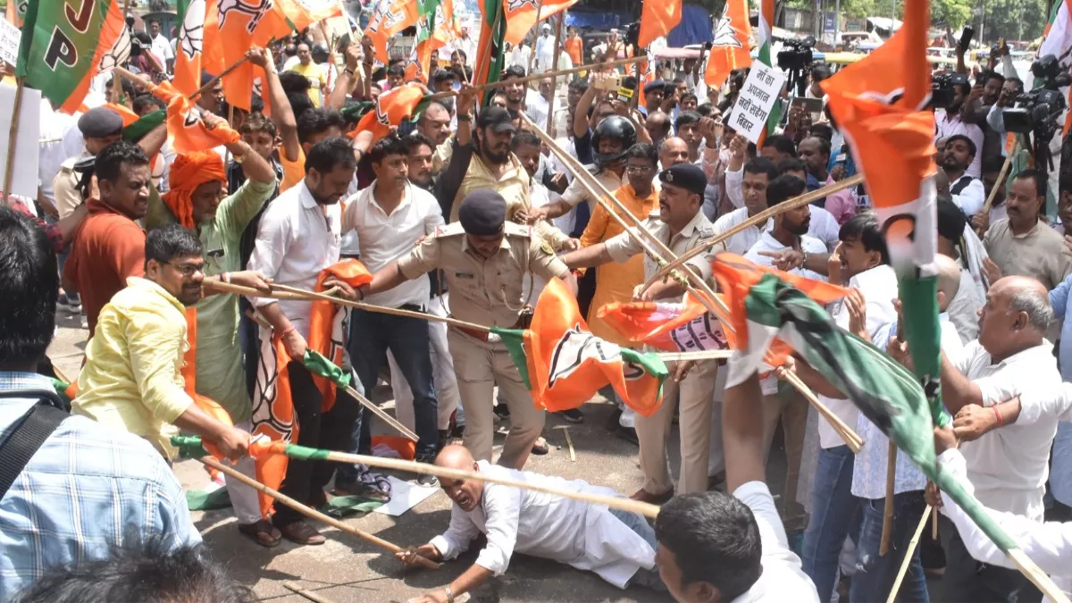  कांग्रेस मुख्यालय पर जिस प्रकार से भाजपाई दंगाइयों