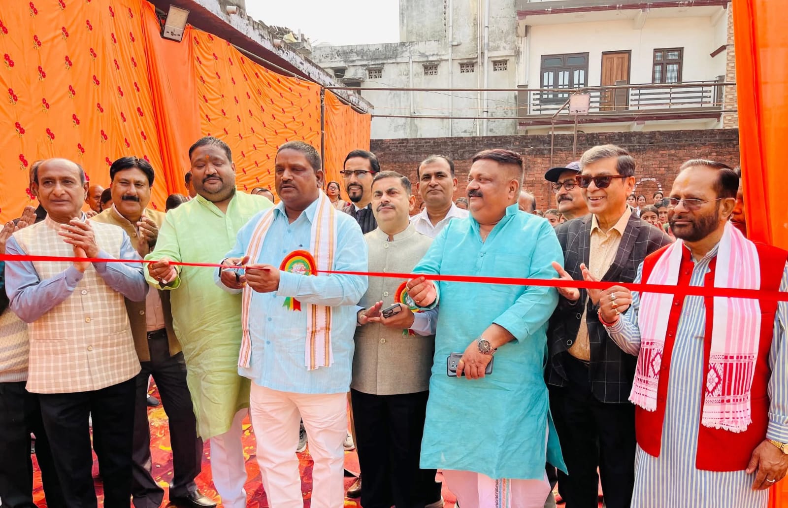 विज्ञान और स्वास्थ्य का संगम कार्यक्रम में मुख्य अतिथि के रूप में सदर विधायक पल्टूराम और नगर पालिका चेयरमैन डॉ. धीरेन्द्र प्रताप सिंह 'धीरू' शामिल हुए।  दोनों जनप्रतिनिधियों ने विद्यार्थियों द्वारा प्रस्तुत किए गए विज्ञान प्रदर्शनी के मॉडलों की सराहना की। उन्होंने ओपन जिम के निर्माण को बच्चों के शारीरिक विकास और स्वस्थ जीवनशैली को बढ़ावा देने की दिशा में विद्यालय का एक महत्वपूर्ण प्रयास बताया।  🗣️ मुख्य अतिथियों के विचार: विधायक पल्टूराम का बयान:  &ldquo;विद्यालय के बच्चे नए-नए प्रयोगों और मॉडलों के माध्यम से विज्ञान में शानदार रुचि दिखा रहे हैं। ऐसे आयोजन छात्रों में नवाचार और शोध भावना को प्रोत्साहित करते हैं। ओपन जिम जैसी सुविधाएँ विद्यार्थियों को स्वस्थ एवं अनुशासित जीवन के लिए प्रेरित करेंगी।&rdquo;  चेयरमैन डॉ. धीरेन्द्र प्रताप सिंह 'धीरू' का बयान:  &ldquo;बाल भारती स्मारक विद्यालय शिक्षा, संस्कार और स्वास्थ्य तीनों क्षेत्रों में उत्कृष्ट कार्य कर रहा है। विज्ञान प्रदर्शनी बच्चों की प्रतिभा को निखारने का सशक्त माध्यम है। नगर पालिका ऐसे शैक्षणिक प्रयासों को और गति देने के लिए हर संभव सहयोग के लिए प्रतिबद्ध है।&rdquo;  👥 प्रमुख उपस्थिति इस अवसर पर डॉ. देवेश श्रीवास्तव, प्रो. जे.पी. पांडे (प्राचार्य, एमएलके पीजी कॉलेज), वरिष्ठ चिकित्सक प्रमोद श्रीवास्तव (अध्यक्ष), संजय शर्मा (संचालक), राजीव रंजन श्रीवास्तव, एम.पी. तिवारी (प्रबंधक, पायनियर कॉलेज), रघुनाथ अग्रवाल, डॉ. राणा, डॉ. राकेश चंद्रा, सदगुरु प्रसाद, पत्रकार राम कुमार मिश्रा, अखिलेश्वर तिवारी सहित अनेक गणमान्यजन, अभिभावक, विद्यालय परिवार के सदस्य एवं छात्र-छात्राएँ उपस्थित रहे।