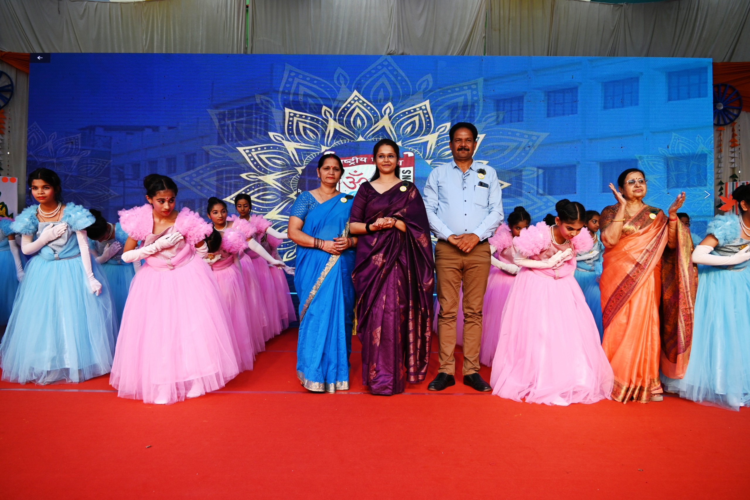 उत्तर प्रदेश डेस्क लखनऊ ( आर एल पाण्डेय )। राजाजीपुरम स्थित सेंट जोसेफ कॉलेज ने अपना 38 वां स्थापना दिवस एवं वार्षिक समारोह अत्यंत धूमधाम से एक से एक बढ़कर रंगारंग कार्यक्रमों की प्रस्तुति के साथ विद्यालय की संस्थापक अध्यक्ष श्रीमती पुष्पलता अग्रवाल के आशीर्वाद से हजारों की संख्या में उपस्थित अभिभावकों एवं अध्यापक अध्यापिकाओं के साथ मिलकर मनाया।