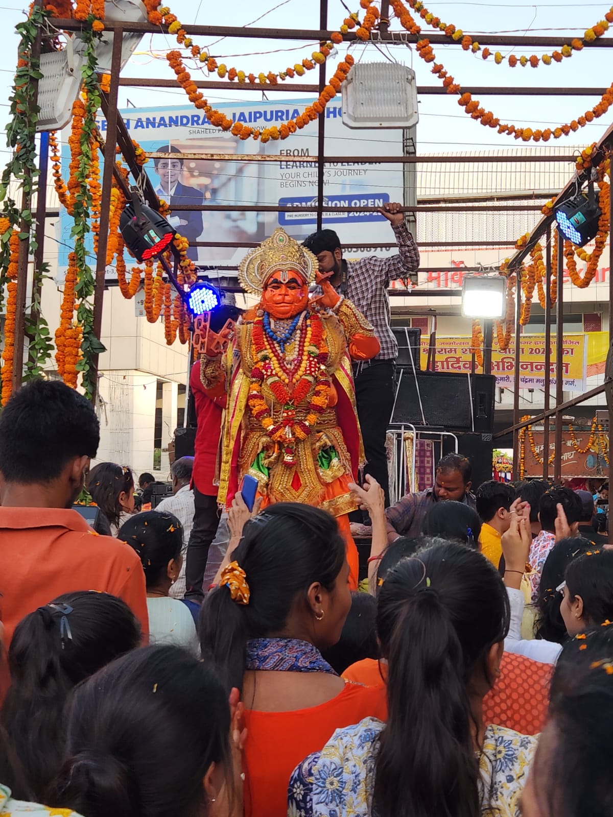 In the procession, live tableaus were performed by boys and girls in the form of various Gods and Goddesses. Elephants, horses, camels also participated in the procession.